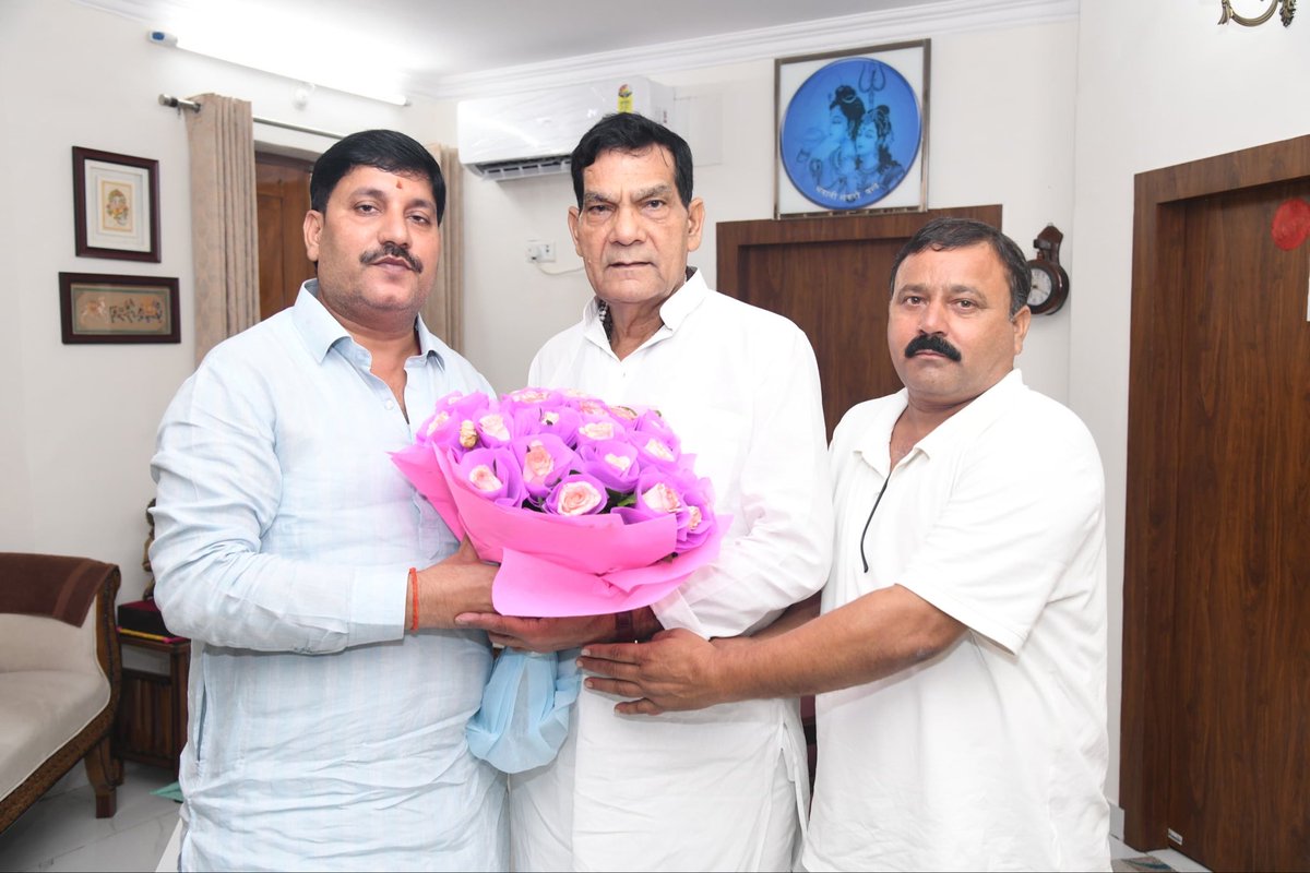 AKSharmaOffice's tweet photo. माननीय विधायक करनैलगंज गोण्डा उत्तर प्रदेश
श्री @AjaySinghmla298 जी ने आज सायं 7:40 बजे माननीय मंत्री श्री @aksharmaBharat जी से शिष्टाचार भेंट की।
@narendramodi @myogiadityanath @JPNadda @Bhupendraupbjp @idharampalsingh
#NayeBharatKaNayaUP
#GoodGovernance
#HumaraUP #VikasExpress