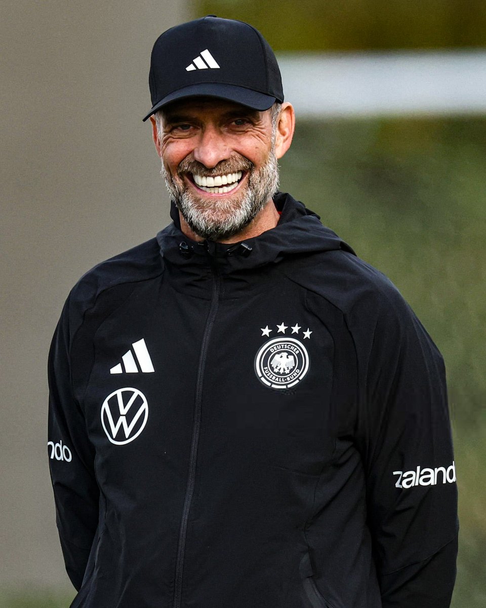 AtaqueFutbolero's tweet photo. ⚠️🇩🇪 Atención a las NUEVAS REGLAS que implementó Jürgen Klopp en su llegada a la Selección Alemana: 

➜ No se tolerarán las LLEGADAS TARDE a las cenas. 

➜ Están PROHIBIDOS los CELULARES en los vestuarios antes de los partidos. 

➜ Los jugadores no podrán CORTARSE EL PELO en la concentración. 

➜ Durante los torneos, las VISITAS DE FAMILIARES serán EXCEPCIONALES, y no libres como ocurría con Nagelsmann. 

[@BILD]