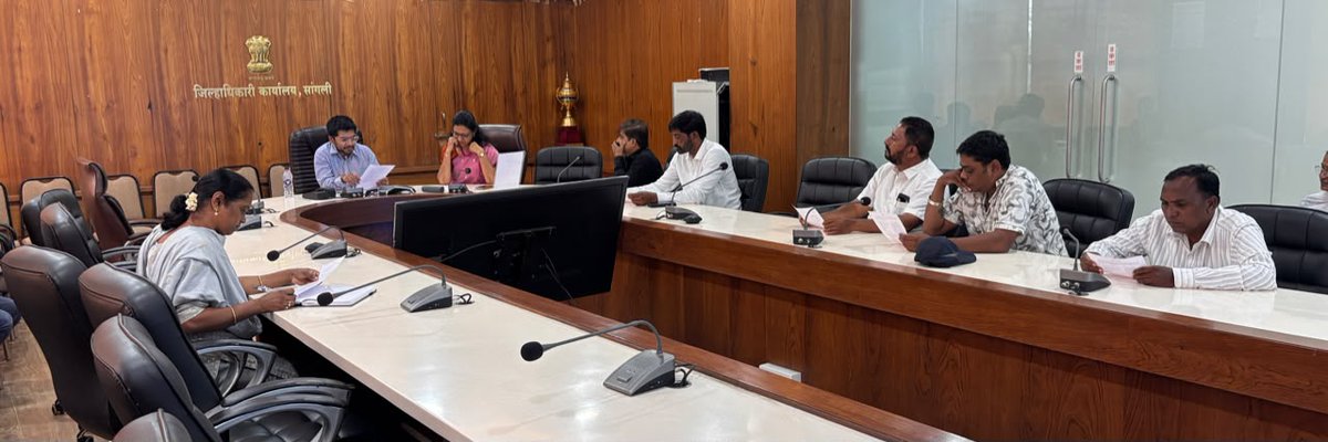 DySangli's tweet photo. महाराष्ट्र विधान परिषदेच्या पुणे विभाग पदवीधर व पुणे विभाग शिक्षक मतदारसंघांची द्वैवार्षिक निवडणूक-2026 च्या अनुषंगाने आदर्श आचार संहिता  सुरु झालेने सांगली जिल्ह्यातील मान्यताप्राप्त राजकीय पक्षांच्या पदाधिकाऱ्यां सोबत जिल्हाधिकारी कार्यालय, सांगली येथे बैठक आयोजित करण्यात आली. https://t.co/8ltY1ToQxo