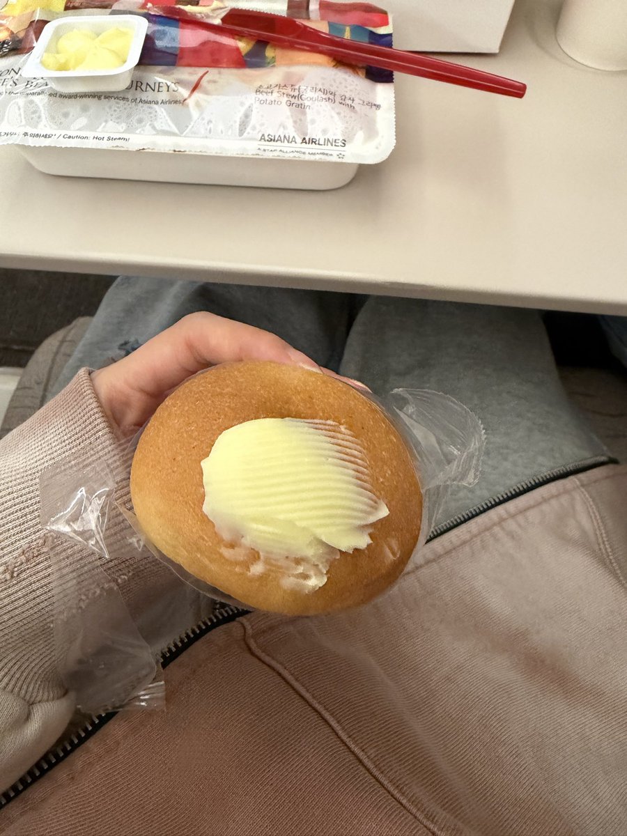 mionaaaaa15's tweet photo. マーガリン塗ったらガソスタのロゴみたいになった https://t.co/uGilBaXJX0