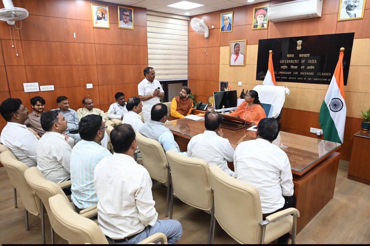 NCBC_INDIA's tweet photo. नई दिल्ली स्थित कार्यालय में राष्ट्रीय पिछड़ा वर्ग आयोग की माननीय अध्यक्ष साध्वी निरंजन ज्योति जी को मध्य प्रदेश पिछड़ा वर्ग आयोग के माननीय अध्यक्ष डॉ. रामकृष्ण कुसमरिया जी के साथ आए प्रतिनिधिमंडल ने शिष्टाचार भेंट कर राज्य सूची में सम्मिलित कुड़मी, कलार (जायसवाल), फूलमाली (फूलमारी), लोढ़ा (तंवर) एवं दमामी जातियों को केंद्रीय अन्य पिछड़ा वर्ग (OBC) की सूची में सम्मिलित किए जाने के संबंध में ज्ञापन दिया।

इस विषय पर संबंधित संवैधानिक प्रावधानों एवं निर्धारित प्रक्रिया के अनुरूप आवश्यक विचार-विमर्श किए जाने के संबंध में सार्थक चर्चा हुई।