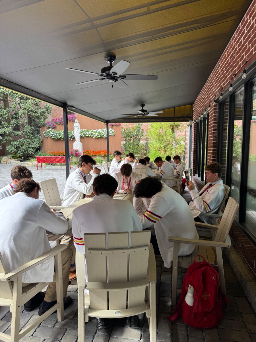 Chaminade_HS's tweet photo. It definitely feels like fall! Senior religion class took place in Our Lady’s Courtyard this morning. https://t.co/2bqJFTZ8bg