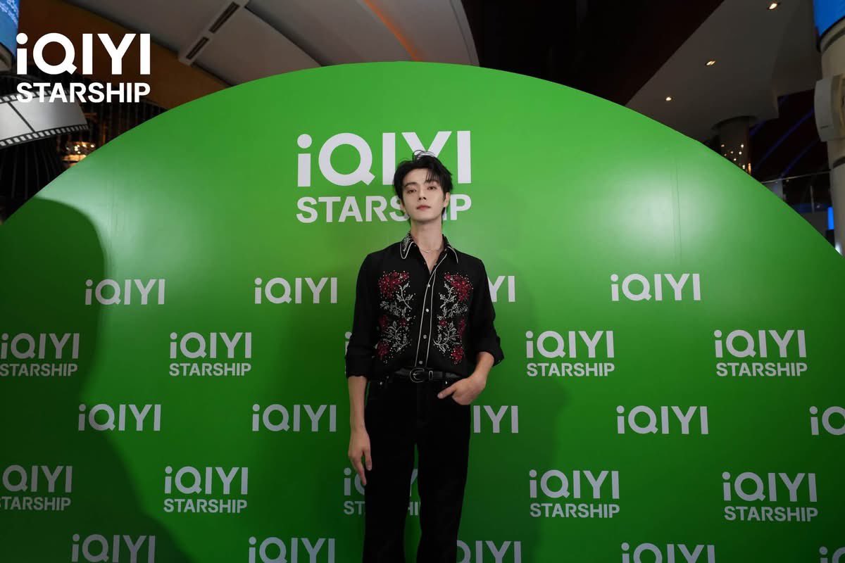 AllNews_th's tweet photo. “iQIYI Starship: Spring of The Blade Meet and Greet in Thailand”  “#สวีข่าย” เสิร์ฟโมเมนต์ ตกแฟนไทยหนักมาก  เผยเรื่องหลังกล้องจากปากพระเอก พร้อมโชว์สดจาก “เสี่ยวอาชี–คังจื่อฉี”

#iQlYI #iQIYIStarship爱奇艺星舰计划
#iQIYIStarshipSpringoftheBlade
#XuKai #XuKaiShenRunYanRui

🔗 https://t.co/AbjrpZODkU
iQIYI International (อ้ายฉีอี้ อินเตอร์เนชันแนล) จัดงาน “iQIYI Starship: Spring of The Blade Meet and Greet in Thailand” ณ ศูนย์การค้าสยามพารากอน กรุงเทพฯ โดยมี “สวีข่าย” (Xu Kai) นักแสดงนำของเรื่อง พร้อมด้วยสองศิลปินผู้ถ่ายทอดบทเพลงประกอบซีรีส์ “เสี่ยวอาชี” (Xiao Aqi) และ “คังจื่อฉี” (Kang Ziqi) ร่วมสร้างช่วงเวลาสุดพิเศษบนเวที ไม่ว่าจะเป็นการพูดคุยเจาะลึกตัวละคร การถอดรหัสฉากสำคัญ การแสดงดนตรีสด และกิจกรรมร่วมสนุกกับแฟน ๆ งานนี้เรียกได้ว่าพาผู้ชมชาวไทยก้าวเข้าสู่โลกแห่งเรื่องราวของซีรีส์ “คมวสันต์ซ่อนรัก” (Spring of The Blade) กันอย่างเต็มอิ่ม

ซีรีส์ “คมวสันต์ซ่อนรัก” (Spring of The Blade) กำกับโดย “พานอันจื่อ” (Pan Anzi) และนำแสดงโดย “สวีข่าย” (Xu Kai) และ “โจวเหย่” (Zhou Ye) ได้เริ่มสตรีมบนแอปพลิเคชัน iQIYI ตั้งแต่วันที่ 17 กันยายนที่ผ่านมา โดยซีรีส์เรื่องนี้ถ่ายทอดเรื่องราวของ “เสิ่นรุ่น” (Shen Run) และ “เซี่ยชิงหยวน” (Xie Qingyuan) ที่ร่วมกันรื้อฟื้นและสืบค้นคดีปริศนาซึ่งถูกฝังกลบมานานหลายปี ทั้งคู่ต่างแบกรับบาดแผลและอดีตอันเกี่ยวพันกับครอบครัว จากจุดเริ่มต้นที่เต็มไปด้วยการหยั่งเชิง ความระแวง และต่างฝ่ายต่างหวังใช้ประโยชน์จากอีกคน ความสัมพันธ์ของพวกเขาค่อย ๆ พัฒนาไปสู่ความเข้าใจและความไว้วางใจ ก่อนจะร่วมมือกันเปิดโปงความจริงที่ถูกซ่อนเร้น ท่ามกลางการแก้แค้น เกมอำนาจ และความรู้สึกที่ค่อย ๆ ก่อตัวขึ้น

ภายในงาน สวีข่ายได้เล่าถึงการสร้างตัวละครผ่านสองตัวตนของ “เสิ่นรุ่น” และ “เหยียนรุ่ย” พร้อมเล่าถึงวิธีถ่ายทอดความแตกต่างของแต่ละตัวตนผ่านน้ำเสียง แววตา และภาษากาย เพื่อทำให้ผู้ชมสามารถสัมผัสถึงบุคลิกและสภาวะอารมณ์ที่แตกต่างกันได้อย่างชัดเจน รวมถึงความสัมพันธ์ระหว่างตัวละครนำทั้งสองที่เปรียบเสมือน “คมดาบและฝักดาบ” ต่างฝ่ายต่างแข็งแกร่ง ทัดเทียม และพร้อมปะทะกันอยู่เสมอ รวมถึงพัฒนาการทางความรู้สึกจากการระมัดระวังและไม่ไว้วางใจกัน ไปสู่ความเข้าใจและการยอมวางใจให้อีกฝ่ายยืนเคียงข้าง
นอกจากนั้น บนเวทียังมีกิจกรรมสนุก ๆ ให้แฟน ๆ ได้เก็บโมเมนต์กลับไปเพียบ หนึ่งไฮไลต์สำคัญคือการเผยซีนเด็ดจากซีรีส์ ไม่ว่าจะเป็นการปรากฏตัวครั้งแรกของเหยียนรุ่ย ฉากช่วยเหลือท่ามกลางสายฝน ตลอดจนช่วงเวลาสำคัญที่ผลักดันความสัมพันธ์ของตัวละคร โดยสวีข่ายได้ร่วมออกแบบการแสดง พร้อมเล่าบรรยากาศระหว่างการถ่ายทำให้แฟน ๆ ได้รับฟังอย่างใกล้ชิด และอีกกิจกรรมที่เรียกรอยยิ้มจากแฟน ๆ ไปได้ไม่น้อยเลยก็คือ ช่วงชิมขนมไทย ซึ่งต่อยอดมาจากฉาก “ลูกอมจื่อซู” ภายในเรื่อง กลายเป็นกิจกรรมที่ผสานโลกของซีรีส์เข้ากับประสบการณ์ทางวัฒนธรรมของไทยได้อย่างสนุกสนานและน่าประทับใจ

อีกหนึ่งความพิเศษที่เตรียมฝากแฟนชาวไทยคือโชว์เพลงประกอบซีรีส์พร้อมมิวสิกวิดีโอและภาพจากซีรีส์ที่ถูกร้อยเรียงกันอย่างเป็นเรื่องราว ช่วยขับเน้นบรรยากาศทางอารมณ์และมิติของเรื่องราวในซีรีส์ “คมวสันต์ซ่อนรัก” (Spring of The Blade) ให้ชัดเจนและลึกซึ้งยิ่งขึ้น โดย “เสี่ยวอาชี” ขึ้นมาถ่ายทอดเพลง “การรอคอย” พร้อมแบ่งปันความหมายและความรู้สึกของตัวละครที่ซ่อนอยู่ในบทเพลง ขณะที่ “คังจื่อฉี” ขึ้นเวทีร้องเพลง “เส้นทาง” ถ่ายทอดการเดินทางและโชคชะตาของตัวละครผ่านมุมมองทางดนตรี