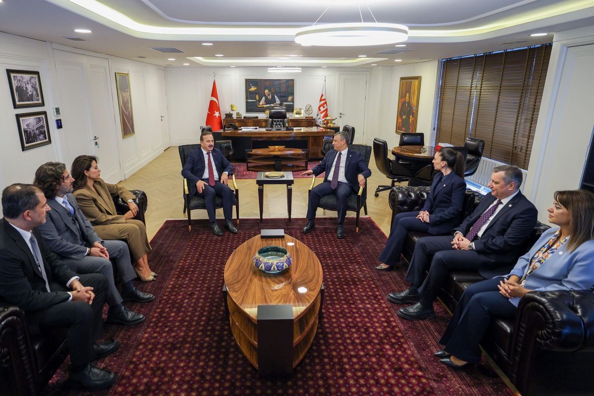yenipartiyiz's tweet photo. Genel Başkanımız Özgür Özel, Genel Merkezimizde Anahtar Parti Genel Başkanı Yavuz Ağıralioğlu ve beraberindeki heyet ile bir araya geldikten sonra ortak basın toplantısı düzenlendi. https://t.co/PeB8wiY1zM