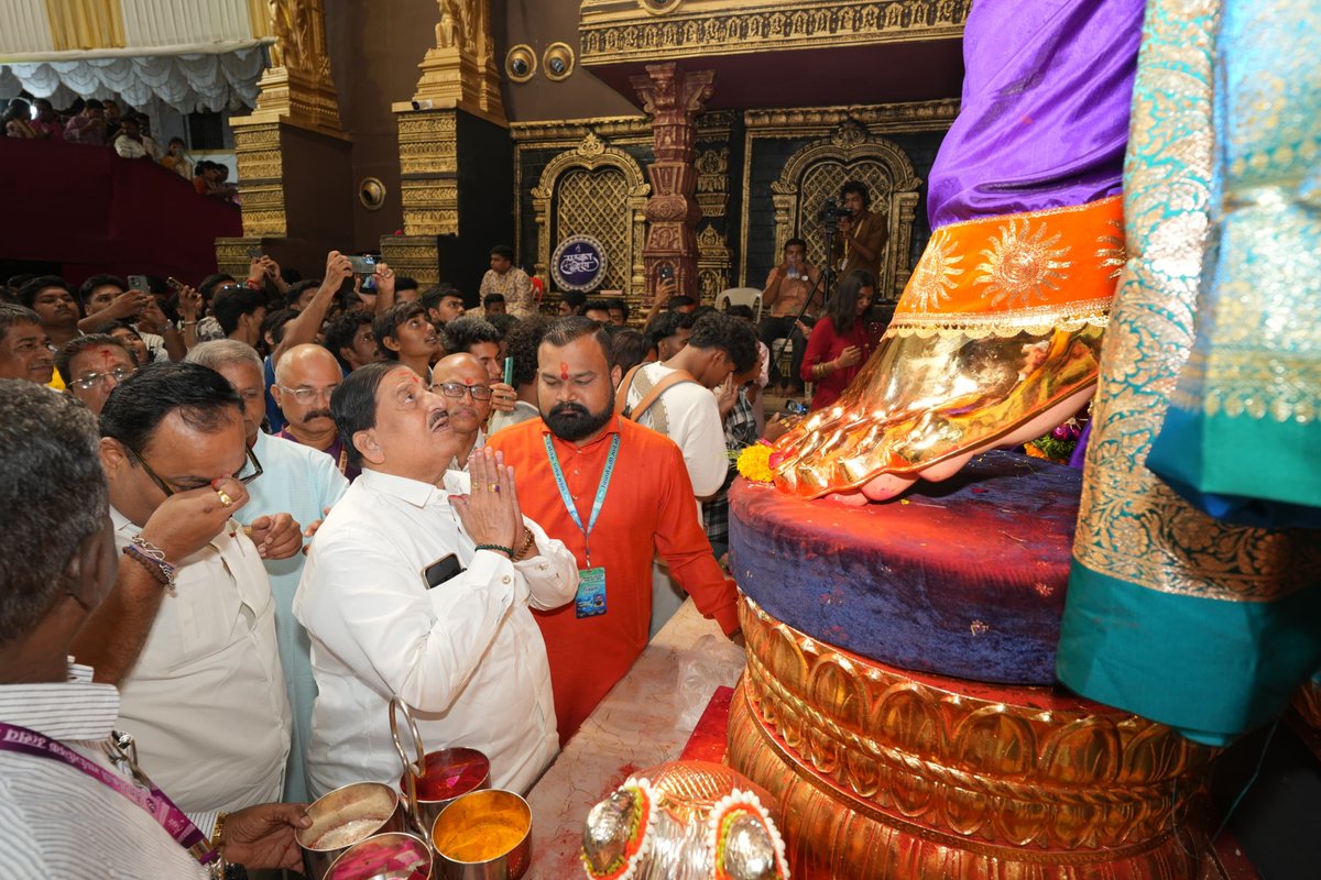 madhuannachavan's tweet photo. 🌸#चिंचपोकळीचा_चिंतामणी 🌸

भायखळा विधानसभा मतदार संघातील चिंचपोकळी सार्वजनिक उत्सव मंडळ, मुंबई यंदा १०७ वा गणेशोत्सव साजरा करीत आहे. त्यानिमित्त आज चिंचपोकळीचा चिंतामणीच्या चरणी नतमस्तक होऊन मनोभावे दर्शन घेतले. याप्रसंगी उत्सव मंडळाचे अध्यक्ष श्री.राजनजी डिचोलकर व समस्त कार्यकारिणी पदाधिकारी-सदस्य यांनी शाल व श्रीफळ देऊन सन्माननित केले...!

#ChinchpoklichaChintamani #GanpatiBappaMorya #Ganeshotsav @ChintamaniMajha #MumbaiGanpati @Chintamani1920 @incmumbai @incmaharashtra