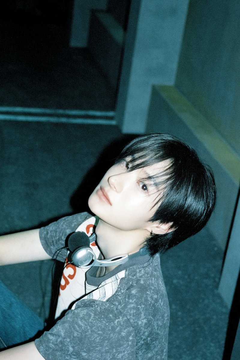 kickflip_jype's tweet photo. 미완성 MV Photo 💡🌃

KickFlip The 5th Mini Album "KICK OFF THE WALL Pt. 1"
2026.10.06 6PM (KST) Release!

Pre-save &amp; Pre-add : https://t.co/I7T5LNBRJF 

#KickFlip #킥플립
#KICKOFFTHEWALL_Pt1 
#미완성 #Puzzle_Piece
#동화 #Donghwa https://t.co/N84VX2KHRv