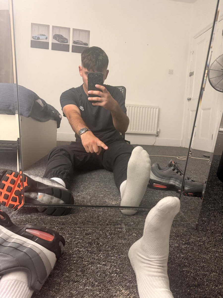 TheBritishApex's tweet photo. Just got back from a long ass walk … Dm to service these stinky socks 

#malefeet #stinkysocks #fetish #cashmaster https://t.co/zW7eO8V5Ul