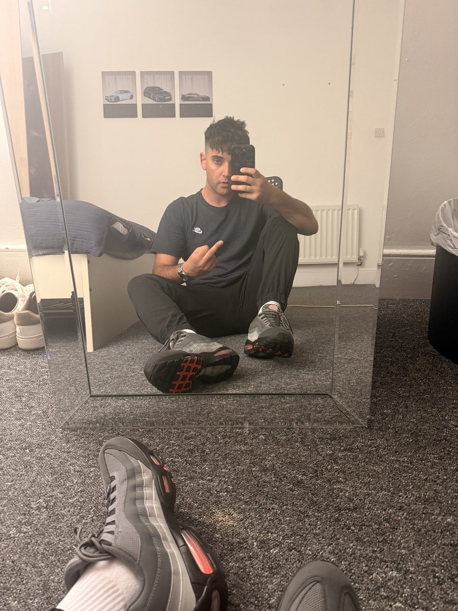 TheBritishApex's tweet photo. Just got back from a long ass walk … Dm to service these stinky socks 

#malefeet #stinkysocks #fetish #cashmaster https://t.co/zW7eO8V5Ul
