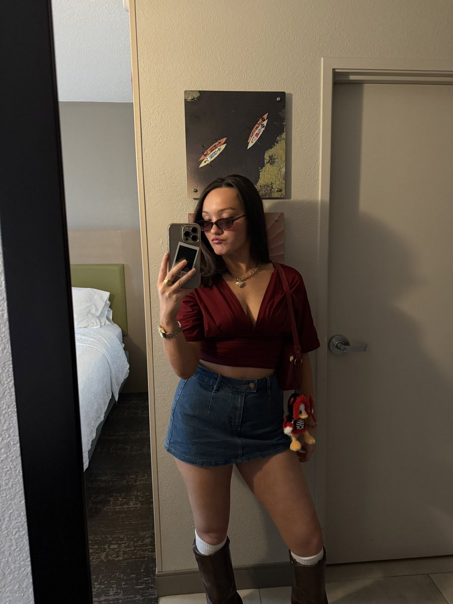ItsIzzyMania's tweet photo. A hotel mirror selfie hates to see me coming 🤪🤳🙂‍↕️ https://t.co/xGSVDLk3OQ