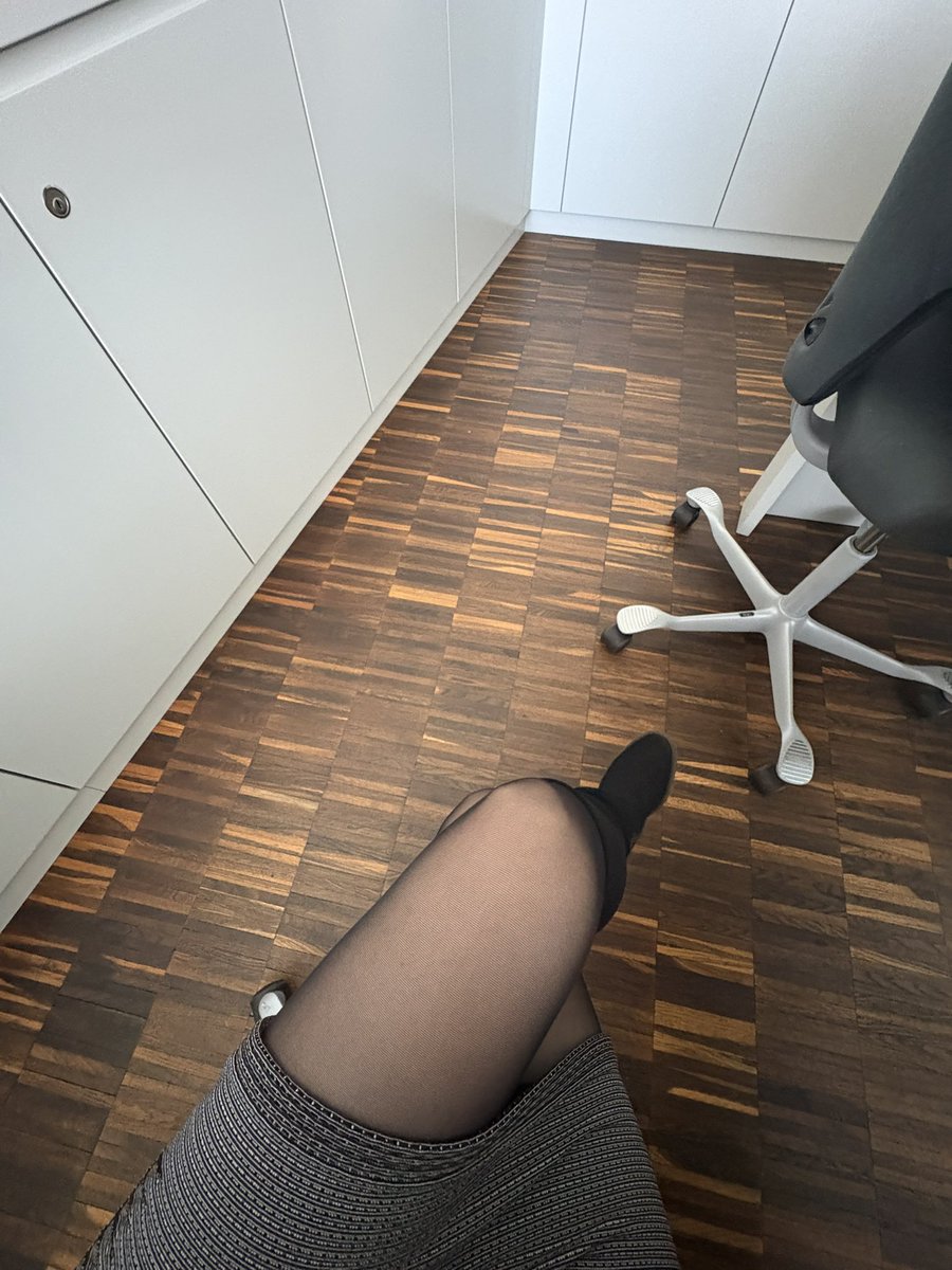 docPrinxessa's tweet photo. Du jetzt vor mir sitzend, mit deinem offenen Apple 💶Pay: das wäre der perfekte Feierabend🥰💉 

Verrückte Patienten wie immer: „Sind Sie alt genug um Botox zu spritzen?“ -da sieht man wohl, dass ich es kann😱 https://t.co/RM2rRzcHCD