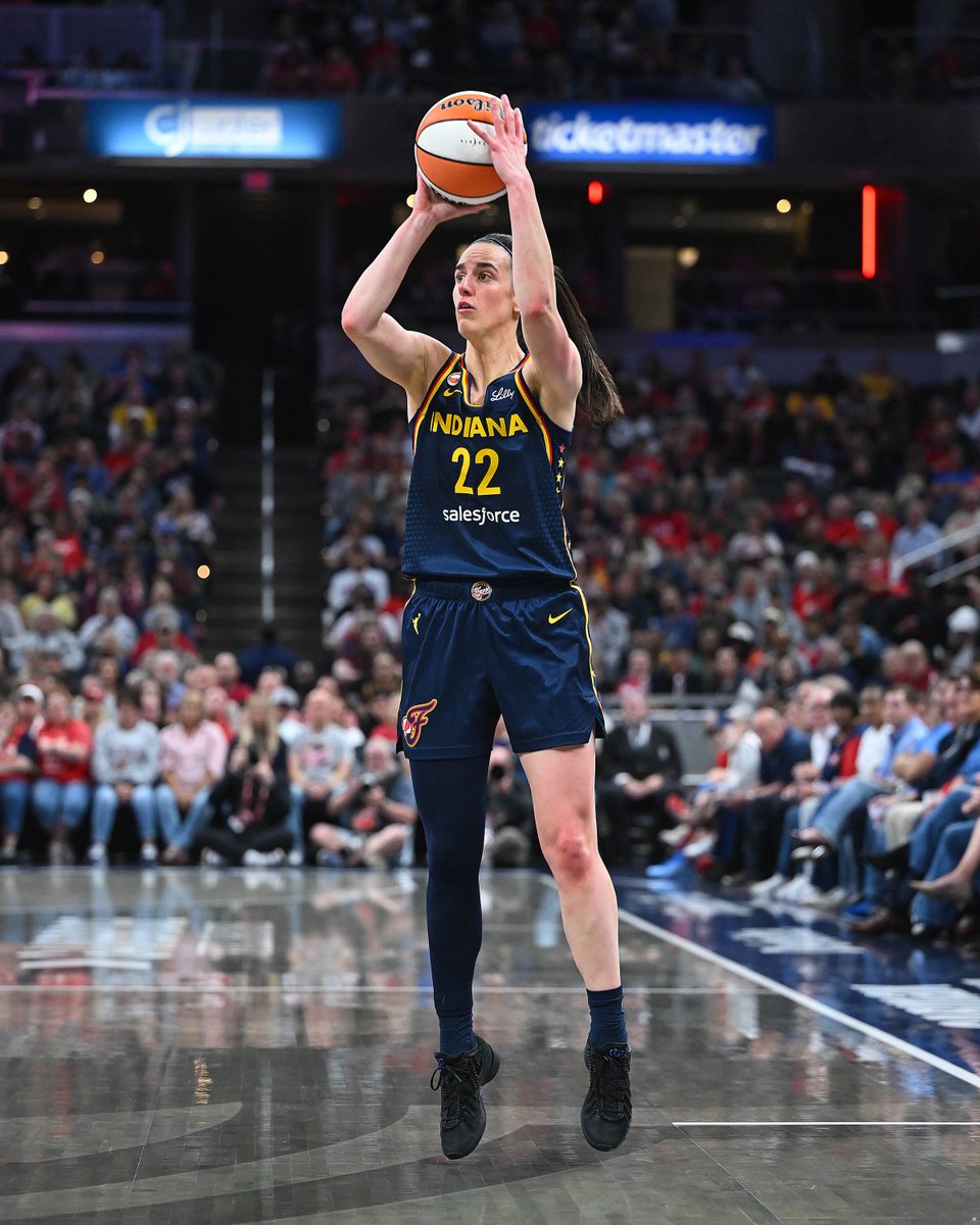 IndianaFever's tweet photo. Caitlin Clark over her last 5 games:

◾️ 30.2 PPG
◾️ 10.0 APG
◾️ 4.6 RPG
◾️ 2.0 SPG
◾️ 49.0 FG%
◾️ 44.9 3P%
◾️ first player in WNBA history to average 30 PTS &amp; 10 AST over 5-game span

MVP CC 💫 https://t.co/DAA9x3iK99