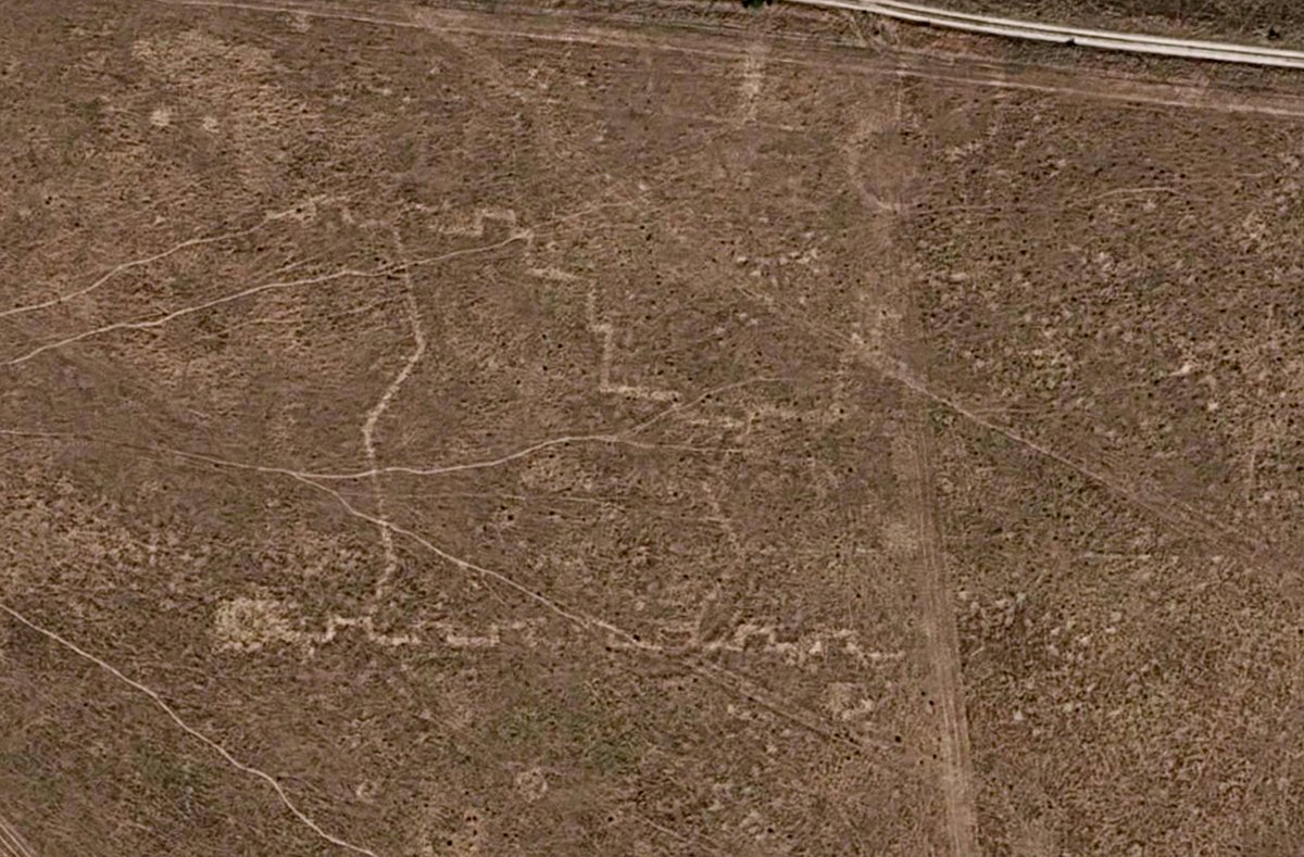 pittsmike's tweet photo. Google's added a new map layer around Stonehenge, but only for a small area. The contrast shows the summer effect at the visitor centre (1). Robin Hood's Ball Neolithic enclosure showing well (2) &amp; what's this small enclosure north of Larkhill (3)? And WW1 training trenches (4) https://t.co/5eiUmFMPHq