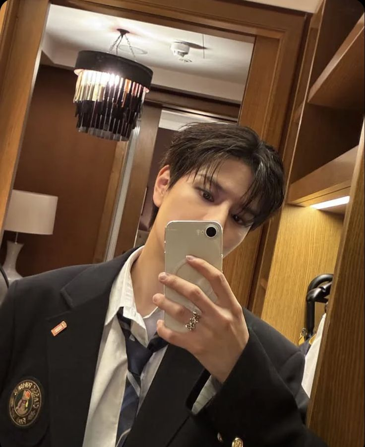 quillsevngiepen's tweet photo. 🔞🥟🐶

sevngmn pauses the video, brings his phone closer to his face then whispers to himself, "no way."

he presses the screen &amp; the video resumes. he can't shake the feeling that he /knows/ this voice, but his desire to get off after a stressful day is bigger than + https://t.co/G2xrRZ82XK