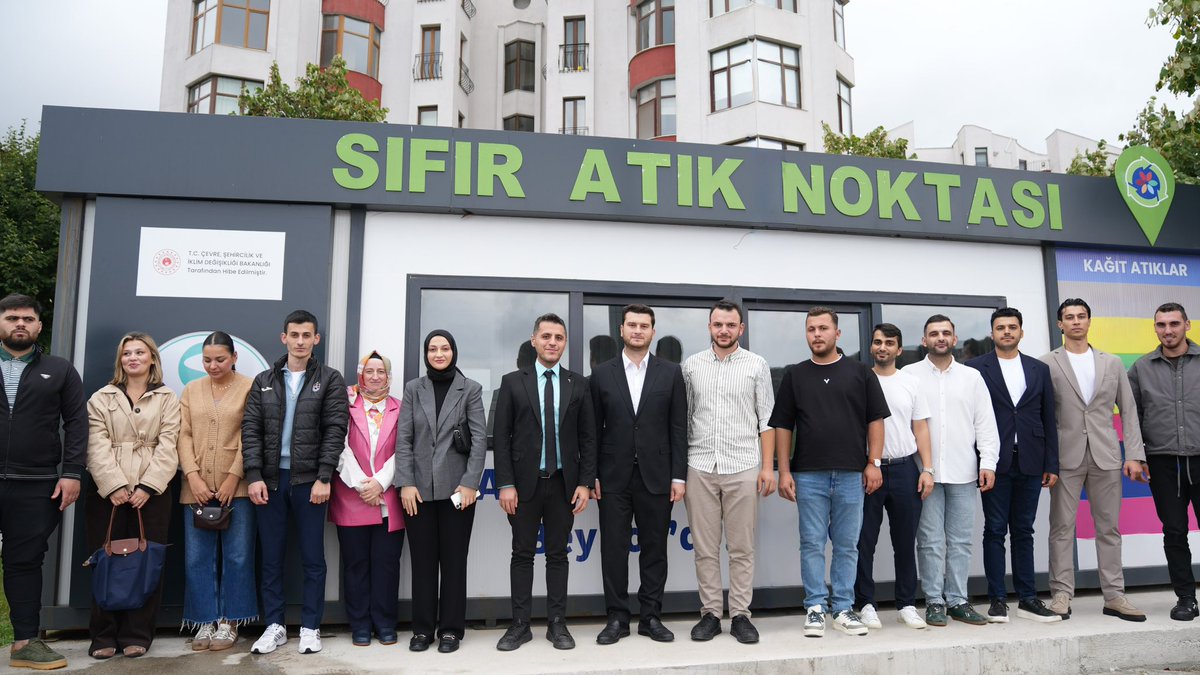 TahaAslanturk's tweet photo. Bugün Beykoz’da sürdürülebilir bir gelecek ve temiz bir çevre için yürütülen çalışmaları yerinde gözlemleme imkanı bulduk. 🌿

​İklim Değişikliği ve Sıfır Atık Müdürlüğü bünyesinde hizmet veren Ambalaj Atıkları Geri Dönüşüm Tesisi, Sıfır Atık Noktası ve Türkiye’nin en büyük DOA makinesi ziyaretlerimizi gerçekleştirdik. Atıkların ham maddeye dönüşüm aşamalarını ve teknoloji odaklı geri kazanım süreçlerini sahada yakından takip ettik. ♻️

​Nazik misafirperverlikleri ve rehberlikleri için Sayın Müdürümüz Engin Çelik’e ve emeği geçen Beykoz Gençlik Kollarımıza teşekkür ederiz.