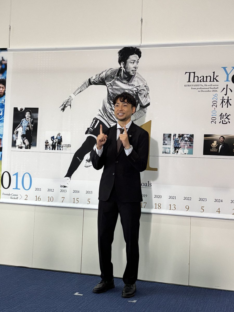 komorisumie's tweet photo. 小林悠選手の引退会見。
こういう日が来てしまったのか…と麻生クラブハウスにズラッと並んだ、大堀さんの撮影した小林選手の写真の数々を見てしんみり…
ここ数年、小林選手のお誕生日インタビューすると「息子達にかっこいい姿を見せたい。」とご家族への思いと、「どんな時でも応援してくれるサポーターのために」との言葉が必ずありました。
この引退発表会見もご家族とサポーター、先輩後輩への思い溢れていましたね！
ずっと引退について考えていたのか…会見の時は、笑顔の場面も多く、号泣の脇坂選手を見守る時も笑顔で、あと3ヶ月と決めて、晴々した気持ちも垣間見えたように思いました。
あと3ヶ月、またギラギラした小林選手が見れるはず！小林選手と一緒に天皇杯決勝でカップUPしましょう🏆‼️
#frontale
#thankyu11