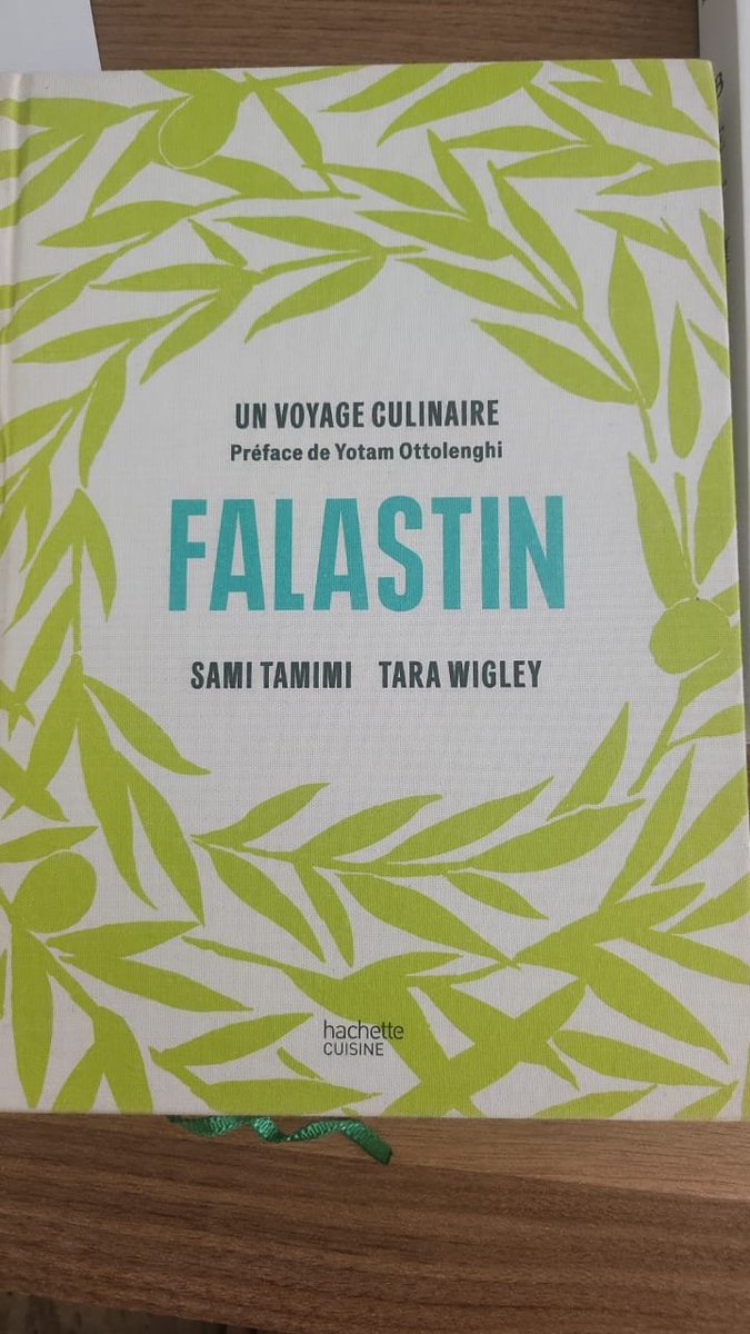 KarimEwaida's tweet photo. Sur une radio française, on attend la validation d'un chef israélien pour parler de la cuisine palestinienne? Ottolenghi a obtenu tout son succès en s'appropriant et en "revisitant" notre gastronomie et vient maintenant nous jeter les miettes. Rappelons que Sami Tamimi, le chef palestinien avec qui il a travaillé a dû appeler son livre "Falastin" parce que les éditeurs refusaient le mot "Palestine" en couverture! 
Les chefs Palestiniens comme @FadiKattan luttent encore pour se faire une place sur la scène internationale.