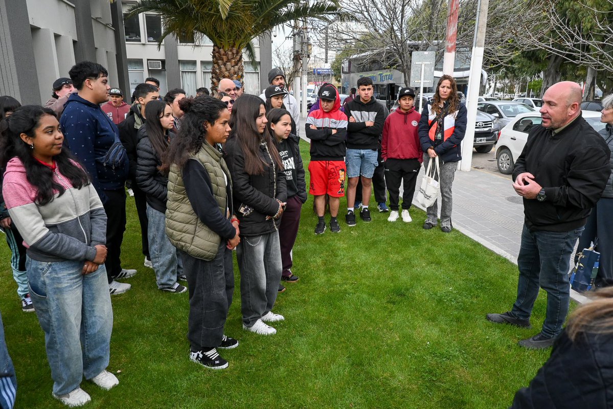 Gus_Sastre's tweet photo. Hoy recibimos en el Municipio a estudiantes de la Escuela Secundaria “Embajador Pablo Neruda” del paraje rural Carapacho, del departamento Malargüe, en Mendoza, incluyendo a todos los alumnos y las alumnas de primer a quinto grado. 

Mantuvimos un hermoso y emotivo encuentro, ya que la mayoría de ellos pudo conocer el mar, las ballenas y todos los recursos y atractivos naturales con los que contamos en Puerto Madryn y en toda la región.