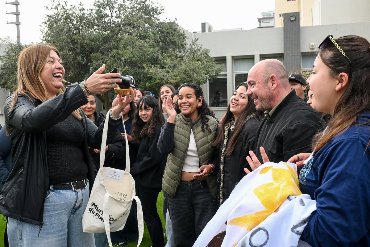 Gus_Sastre's tweet photo. Hoy recibimos en el Municipio a estudiantes de la Escuela Secundaria “Embajador Pablo Neruda” del paraje rural Carapacho, del departamento Malargüe, en Mendoza, incluyendo a todos los alumnos y las alumnas de primer a quinto grado. 

Mantuvimos un hermoso y emotivo encuentro, ya que la mayoría de ellos pudo conocer el mar, las ballenas y todos los recursos y atractivos naturales con los que contamos en Puerto Madryn y en toda la región.