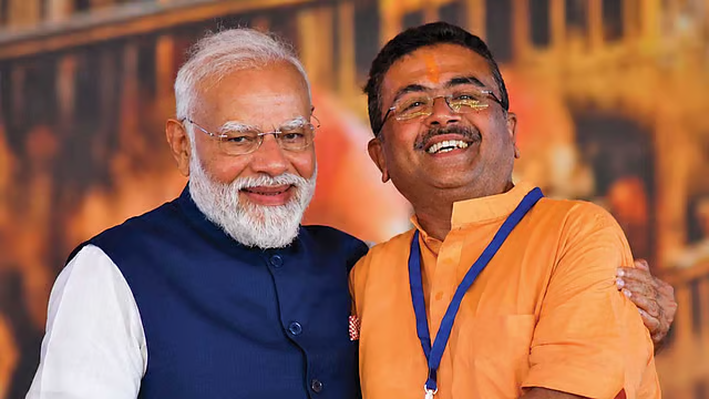 InfraAddaofWB's tweet photo. 🚨 𝗧𝗛𝗘 𝗢𝗟𝗗 𝗗𝗔𝗬𝗦 𝗔𝗥𝗘 𝗚𝗢𝗡𝗘. 𝗕𝗘𝗡𝗚𝗔𝗟 𝗜𝗦 𝗕𝗨𝗜𝗟𝗗𝗜𝗡𝗚 𝗔 𝗡𝗘𝗪 𝗜𝗡𝗗𝗨𝗦𝗧𝗥𝗜𝗔𝗟 𝗙𝗢𝗢𝗧𝗣𝗥𝗜𝗡𝗧 🏭

From 𝗦𝗼𝗹𝗮𝗿 𝗮𝗻𝗱 𝗦𝗲𝗺𝗶𝗰𝗼𝗻𝗱𝘂𝗰𝘁𝗼𝗿𝘀 to 𝗗𝗲𝗳𝗲𝗻𝗰𝗲, 𝗥𝗮𝗶𝗹𝘄𝗮𝘆 𝗖𝗼𝗺𝗽𝗼𝗻𝗲𝗻𝘁𝘀, 𝗣𝗵𝗮𝗿𝗺𝗮, 𝗘𝗻𝗴𝗶𝗻𝗲𝗲𝗿𝗶𝗻𝗴, 𝗧𝗲𝘅𝘁𝗶𝗹𝗲𝘀, 𝗣𝗮𝗰𝗸𝗮𝗴𝗶𝗻𝗴 𝗮𝗻𝗱 𝗚𝗲𝗺𝘀 & 𝗝𝗲𝘄𝗲𝗹𝗹𝗲𝗿𝘆 — a new wave of industrial projects is taking shape across West Bengal.

We have broken down the latest projects across four industrial clusters:

🏭 𝗩𝗜𝗗𝗬𝗔𝗦𝗔𝗚𝗔𝗥 — 𝟭𝟲 𝗣𝗥𝗢𝗝𝗘𝗖𝗧𝗦
https://t.co/DMJmpUH0MS
☀️ 𝗙𝗔𝗟𝗧𝗔 — 𝟱 𝗣𝗥𝗢𝗝𝗘𝗖𝗧𝗦
https://t.co/8j9W98Dc53

💻 𝗛𝗔𝗥𝗜𝗡𝗚𝗛𝗔𝗧𝗔 — 𝟱 𝗣𝗥𝗢𝗝𝗘𝗖𝗧𝗦
https://t.co/4UT00WfScX
🛡️ 𝗢𝗧𝗛𝗘𝗥 𝗜𝗡𝗗𝗨𝗦𝗧𝗥𝗜𝗔𝗟 𝗣𝗔𝗥𝗞𝗦 — 𝟲 𝗣𝗥𝗢𝗝𝗘𝗖𝗧𝗦
https://t.co/Wal3yBgxDl

𝗧𝗵𝗮𝘁’𝘀 𝟯𝟮 𝗽𝗿𝗼𝗷𝗲𝗰𝘁𝘀 across multiple industrial parks.
The bigger story is the 𝗱𝗶𝘃𝗲𝗿𝘀𝗶𝗳𝗶𝗰𝗮𝘁𝗶𝗼𝗻 𝗼𝗳 𝗪𝗲𝘀𝘁 𝗕𝗲𝗻𝗴𝗮𝗹’𝘀 𝗶𝗻𝗱𝘂𝘀𝘁𝗿𝗶𝗮𝗹 𝗯𝗮𝘀𝗲  from traditional manufacturing to newer sectors such as semiconductors, solar and defence.