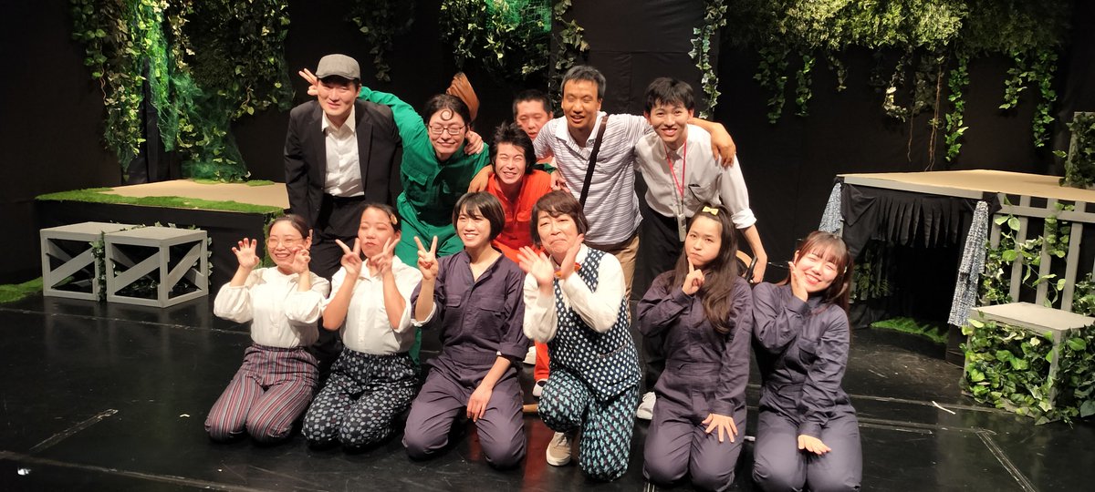 fairplaygolgo13's tweet photo. #ニコニコさんが泣いた日 水曜17時
動物達を擬人化することによって、人と動物の温かな交流と戦時下の猛獣処分の悲劇性を描いた作品

武井美緒さん
象という非人間をきっちり演じた上で、憐みの対象ではなく人間を客観視した存在として、命の大切さを私達に考えさせる表現をなさっていたのが心に残った https://t.co/yqDnnRIVNj