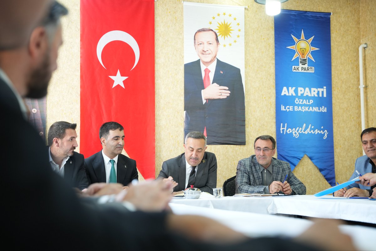 AK_PartiVan's tweet photo. İl Başkanımız Abdulahat Arvas’ın başkanlığında, Özalp İlçe Başkanımız Ercan Ağar’ın ev sahipliğinde Haftalık Olağan İlçe Başkanları Toplantımızı gerçekleştirdik.

Teşkilat çalışmalarımızı değerlendirdiğimiz, birlik ve beraberliğimizi daha da güçlendirdiğimiz toplantımızın hayırlara vesile olmasını diliyor; kıymetli ev sahipliği ve misafirperverliği için İlçe Başkanımız Ercan Ağar’a teşekkür ediyoruz.

Birlikte çalışıyor, birlikte yol yürüyor, Van’ımız için hep birlikte gayret ediyoruz.
@akparti
@abuyukgumus 
@MustafaAlkayis 
@Recep_ayd25