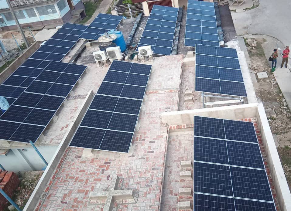 arleenamalia's tweet photo. CTLC Tercer Frente culmina instalación de sistema fotovoltaico para respaldo de las telecomunicaciones☀️⚡️📞
@HddDiaz Felicitaciones al equipo de colaboradores que levantó esta tarea y a todos los que apoyaron.
@AlabartAnton @RCarmenaty37395 @Ricardo98930414 
#EtecsaConCuba #DTSC https://t.co/fRNfRpQRIf