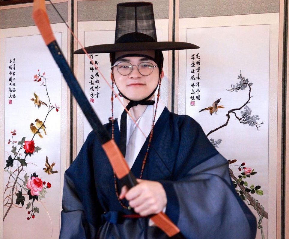 heartdoran's tweet photo. although you’re busy in busan, i hope you have a happy chuseok and eat a lot of good food, my hyeok 🌕🤍 https://t.co/g96Vw5bFxD