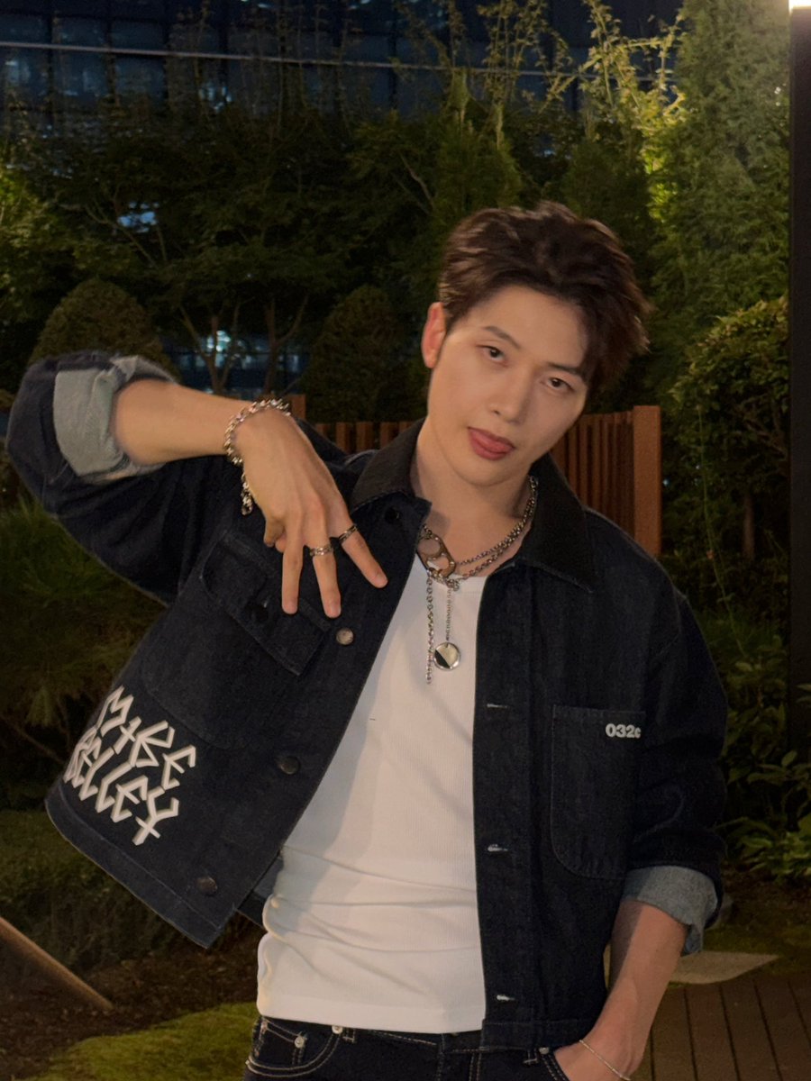myseokryudan's tweet photo. matthew making EMP with his fingers 🥹 https://t.co/EXLCztAhaW