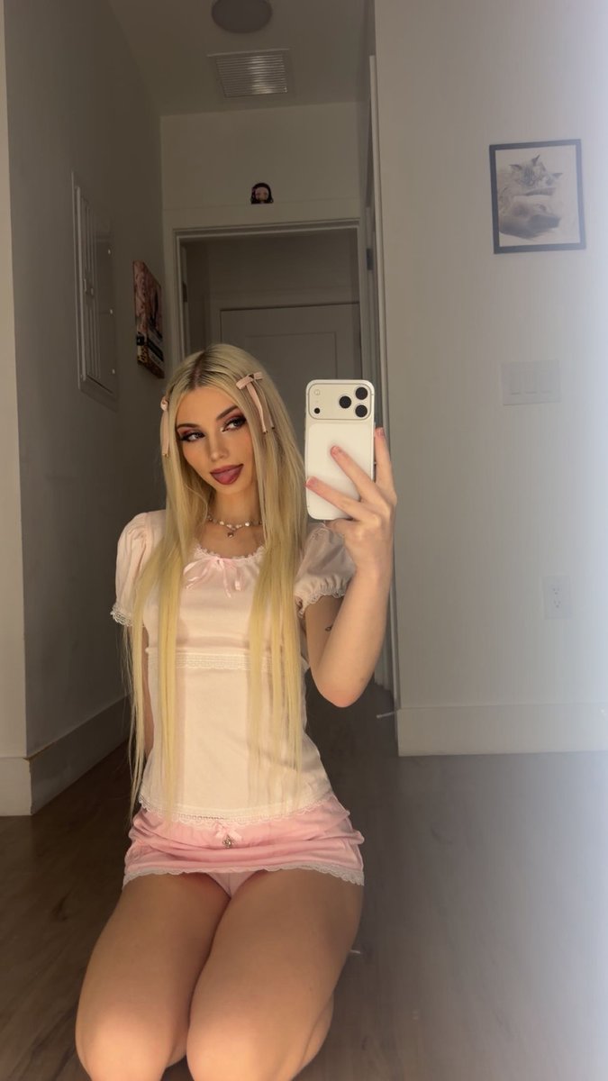 oopschlo's tweet photo. im so horny rnn :33 https://t.co/2CD6Rgtzll