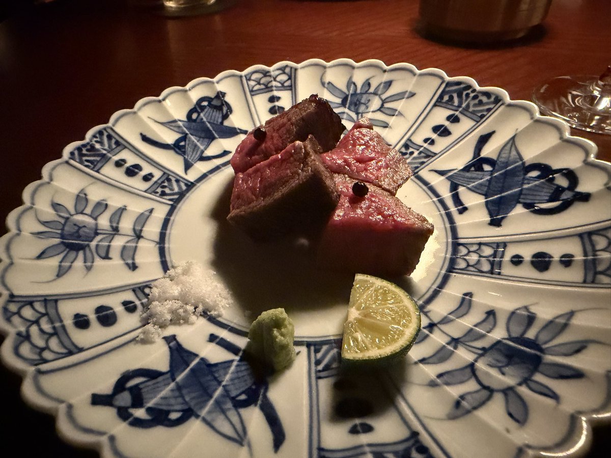 IshiMcCartney's tweet photo. 昨年結婚式を挙げたとこで晩御飯。お肉が美味しすぎた。 https://t.co/brTAmp1vTC