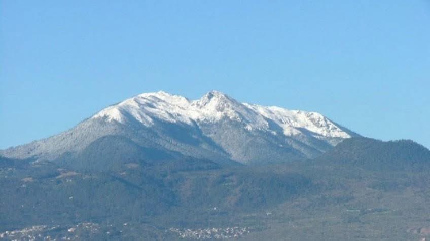 SECTUR_mx's tweet photo. ¡Celebramos el aniversario de la declaración del Parque Nacional Cumbres del Ajusco! 🏞️🎉

Desde 1936, este majestuoso parque en la #CiudadDeMéxico ha sido un pulmón verde que invita a la aventura y el contacto con la naturaleza. Con sus impresionantes montañas y paisajes, es el destino perfecto para los amantes del senderismo, el ciclismo y las vistas panorámicas. Cuenta con especies de pino y encino, y pastizales que le dan una gran belleza y valor ecológico. 🚵‍♂️🌄🌿

Tiene una superficie de 920 hectáreas y fue decretado por la necesidad de proteger su riqueza natural. 🌳