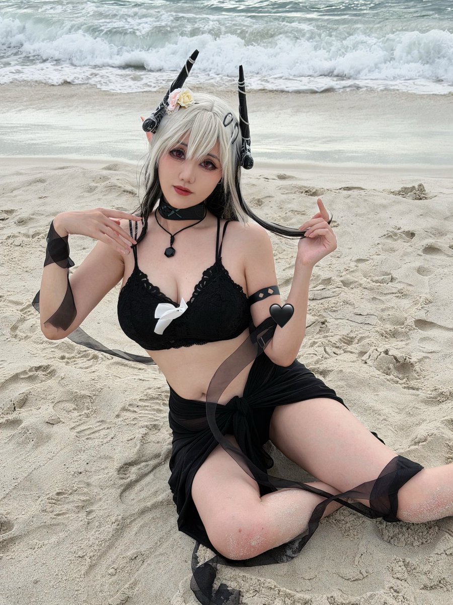 Suwae_C's tweet photo. *Cosplay

🔨Mudmud 
マッドロックの水着を撮りました👙！

#アークナイツ #水着 
#Arknights #mudrock https://t.co/b4VwwrlEkO