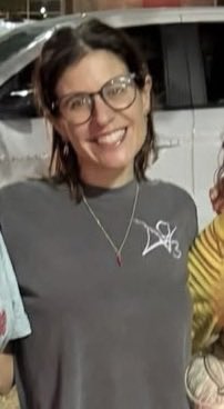rhysouls's tweet photo. ali hazelwood usando a camiseta do ao3 na exibição que ela organizou de tlh não da ela sempre mostra de onde veio mesmo https://t.co/T70LMqh1H7