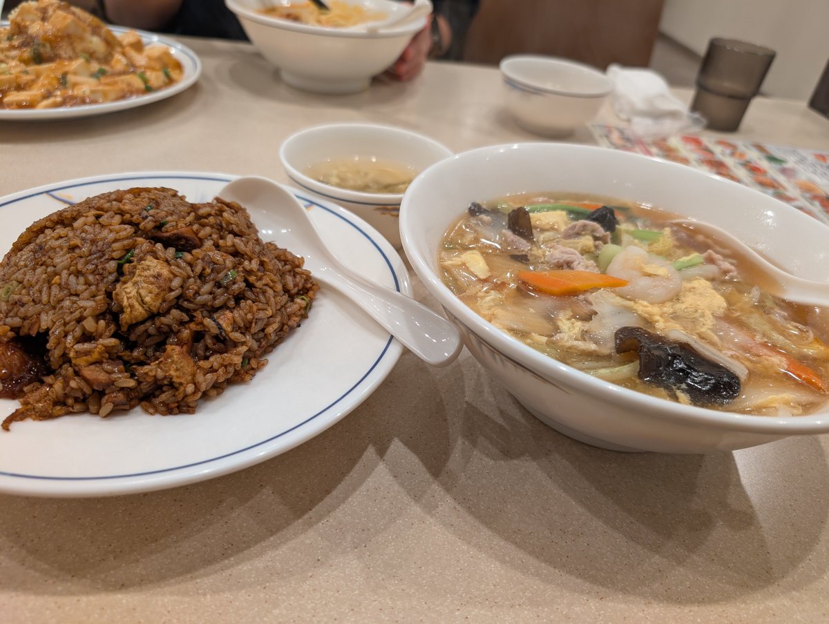 hakumarusanta's tweet photo. 今日は妻が職場の人達と天理ラーメン食べに行って晩御飯子供と2人だったので作るの面倒やったから久々に外食してきた。なかなか行く機会のなかった桑名市の味源さんへ。チャーシュー黒炒飯と五目ラーメン食べたけどどっちも美味しかったー😋😋特に黒炒飯美味しかったー😋これはリピート確定か？ https://t.co/lo0St7uS4N