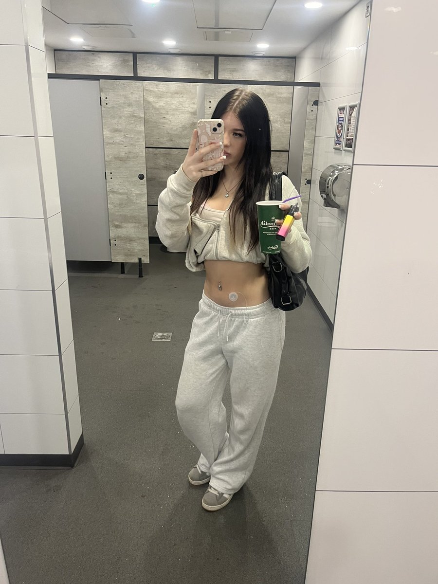 laurenapplebyy's tweet photo. https://t.co/HsRNSeoJGO

someone send me £5 please xxxxxx https://t.co/DhXZLCGoSg