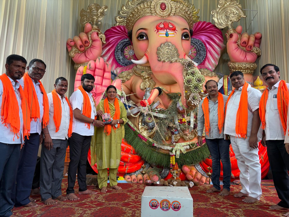 Navatha_Bobba's tweet photo. వినాయక నవరాత్రుల సందర్భంగా తారా నగర్ నందు ఏర్పాటుచేసిన వినాయక మండపన్ని సందర్శించి ప్రత్యేక పూజా కార్యక్రమంలో పాల్గొన్న మాజీ కార్పొరేటర్ బొబ్బ నవత రెడ్డి.
#ktr #brsparty #kcr #bobbanavathareddy #serilingampallyconstituency#viral #viralreeĺs #admin #trendingpost https://t.co/uDj8GLA3E7