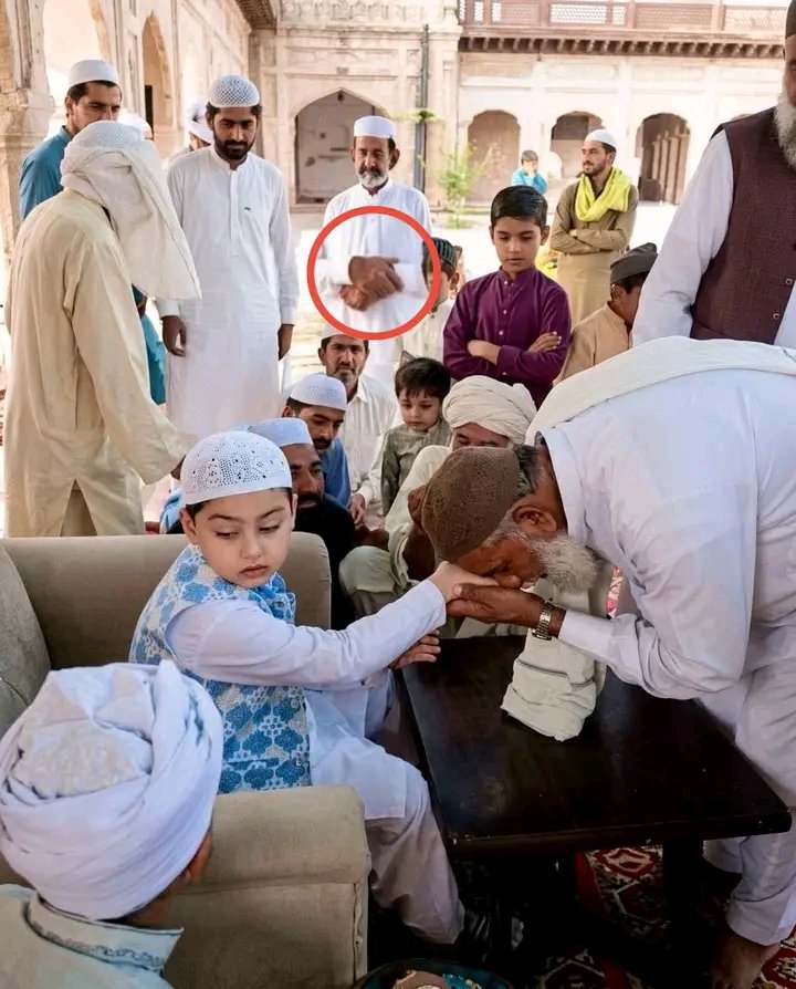 juttqx's tweet photo. آج ناموس رسالت و منصب ختم نبوت کے مسئلہ پر کوئی دامن مصطفی ﷺ کو چھوڑ کر مقام مصطفی ﷺ کو پس پشت ڈال کر استادی شاگردی کا رشتہ نبھا رہا ہے کوئی پیری مریدی نبھا رہا ہے کوئی دنیاوی رشتہ داری پوری کرنے میں مگن ہے https://t.co/zEwnZU91Wg