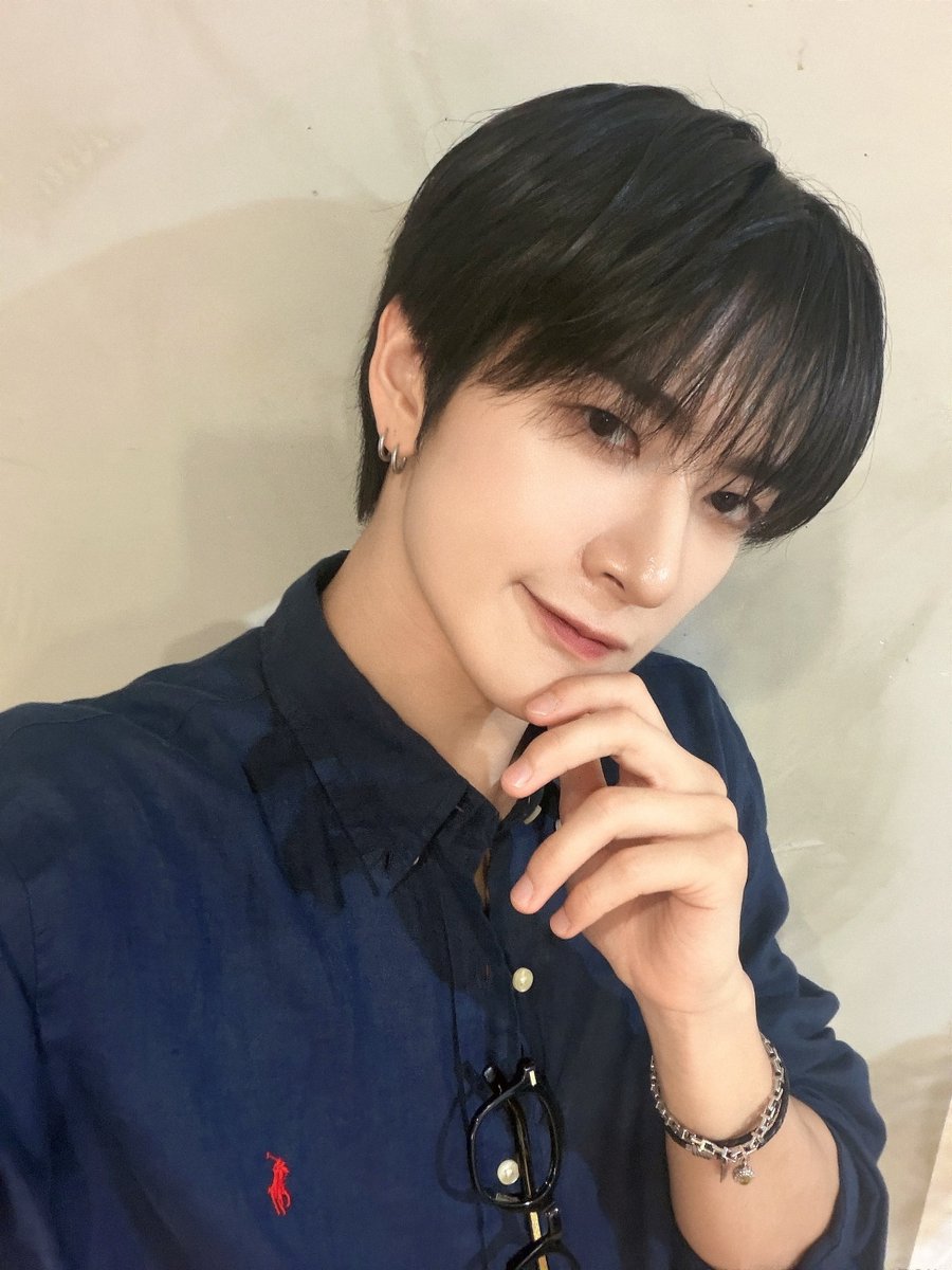 TRENDZ_OFFCL's tweet photo. [#윤우] 해피 추석 보내 프렌드지🐺🖤

#FROM_TRENDZ #TO_FRIENDZ #TRENDZ #트렌드지 https://t.co/2vlX7mmC71