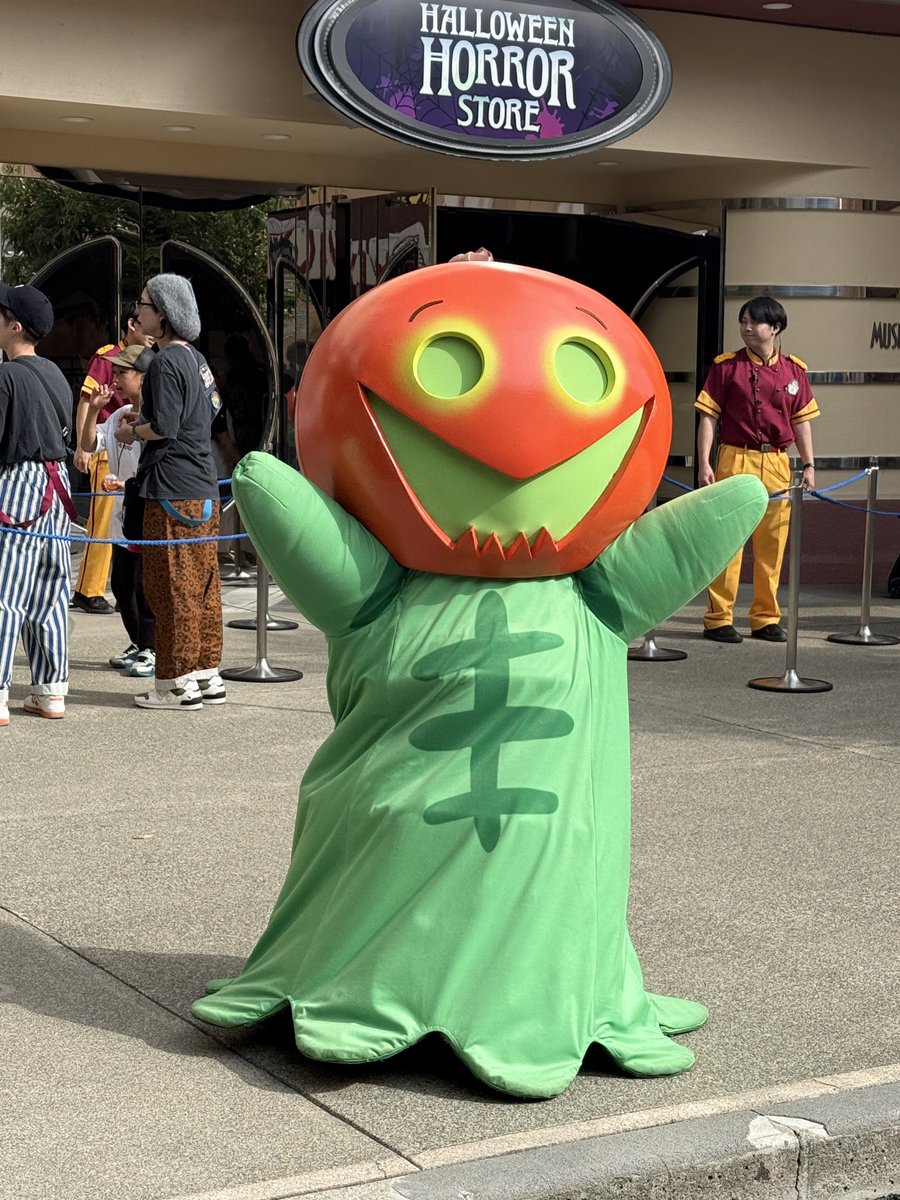ia_mmm_ai's tweet photo. 関西離れてからUSJはハロウィンしか行ってないかも。
『バイオハザード レクイエム』ザ・ダイブ、コンパクトなエリアにゲームの要素が詰め込まれていて再現度高くて楽しかった〜！ゾンビたちが間近に来てくれるし後ろから追われるのも最高！グレースもレオンもキャストさんがとても良かった👏🏻 https://t.co/dAigZkbX62