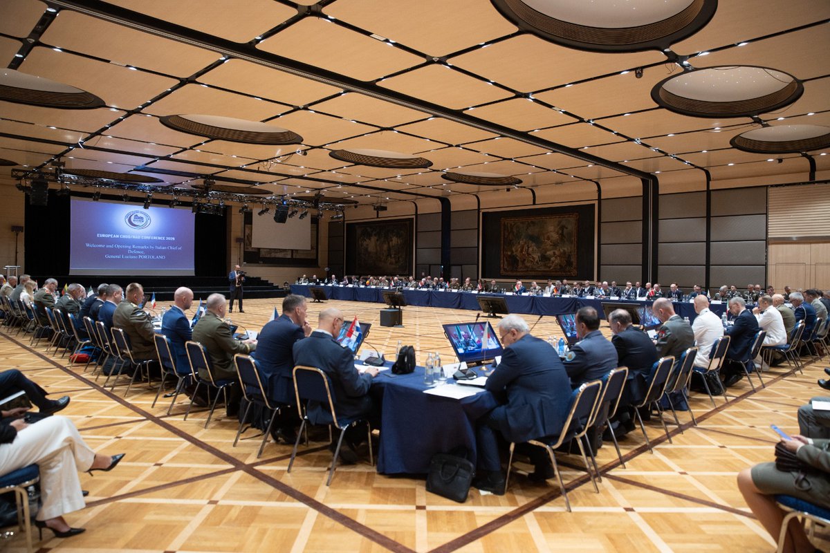 SM_Difesa's tweet photo. CHOD/NAD Conference: a Roma l’incontro dei vertici europei della Difesa
📍Roma, 21-22 settembre 2026 

Decidere in tempo, perché «nessun avversario adatterà i suoi piani ai nostri tempi procedurali». Così il Capo di Stato Maggiore della Difesa, Generale Luciano #Portolano, ha avviato ieri a Roma i lavori della seconda European CHOD/NAD Conference, aperta da un intervento del Ministro della Difesa Guido Crosetto.

Il forum riunisce i Capi di Stato Maggiore della Difesa (CHOD), che definiscono le priorità militari, e i Direttori Nazionali degli Armamenti (NAD), che sviluppano e acquisiscono le capacità, sotto la regia del Comitato Militare dell'Unione Europea, della Commissione Europea e dell'Agenzia Europea per la Difesa.

Il momento, ha spiegato il Generale Portolano, è favorevole ma delicato. Con le iniziative European Defence Industry Programme (EDIP) e Security Action For Europe (SAFE) l'Europa dispone per la prima volta di strumenti normativi e finanziari all'altezza dell'ambizione, ma «la disponibilità di risorse non garantisce, di per sé, un cambiamento». La sfida è passare dalle misure emergenziali a una procedura strutturata, nella considerazione che, al momento, l'integrazione europea della Difesa «somiglia più a una risposta alle contingenze che ad una trasformazione strutturale».

Un incremento della spesa per la Difesa, ha avvertito il Capo di Stato Maggiore, può costare moltissimo e lasciare intatta la logica che lo governa, se le risorse aggiuntive seguono le scelte di sempre: acquisti di sistemi già disponibili da fornitori extraeuropei, domanda frammentata su base nazionale, compensazioni industriali bilaterali. Forte della precedente esperienza di Direttore Nazionale degli Armamenti, il Generale Portolano ha, quindi, indicato tre criteri per misurare ogni scelta: la destinazione della spesa, se costruisce o meno filiere produttive europee; la forma della domanda, se aggregata a livello europeo, insieme ai requisiti, o frammentata in programmi nazionali paralleli; la titolarità delle capacità critiche, se l'Europa ne acquisisce il controllo, perseguendo una maggiore autonomia strategica, o resta esposta a dipendenze strategiche.

Il Generale Portolano ha poi ricordato che la deterrenza non si misura più soltanto nella quantità e nella qualità dei sistemi d’arma. Si misura, anche nella capacità industriale di sostenere un impegno bellico prolungato nel tempo e a media e alta intensità «un'eccellenza tecnologica priva di profondità industriale, di scorte adeguate, di capacità di rigenerazione delle forze, non produce deterrenza. Produce una promessa. Ma, forte della mia esperienza operativa, posso assicurare che le promesse non si schierano sul terreno».

Le lacune capacitive sono note: ora vanno colmate. «Il problema non è più capire, ma decidere e farlo in tempo. Perché il vero avversario, oggi, è il tempo». Ne discende una definizione particolarmente esigente di prontezza operativa militare: non la capacità pianificata, dichiarata o finanziata, ma «la capacità effettivamente disponibile alle Forze Armate, in tempi coerenti con le sfide e minacce presenti e future che abbiamo davanti».

Inoltre, sul conflitto in Ucraina - più volte richiamato nel corso dei panel - ha esortato a non trasformare quell’esperienza quale modello “universale” per tutti gli scenari operativi, senza gli opportuni adattamenti. «L'Ucraina ci insegna molto e ciò che ci insegna è decisivo. Ma non ci insegna tutto» ha proseguito. La riflessione del Generale intende sostenere che le lezioni apprese da quel teatro debbano essere integrate con quelle provenienti da altre aree di crisi, che differiscono per geografia e natura della minaccia. Si pensi, ad esempio, al Medioriente e al Mediterraneo allargato con i conflitti in Libano, Israele, Gaza, Siria, Iran, Iraq, Golfo persico e Mar Rosso; così come al continente africano, dove ai conflitti in corso – che il Generale ha definito “forgotten wars” – si aggiungono campagne di influenza strategica condotte da Cina, Federazione russa e altri attori.

«Con riferimento alla difesa europea - ha proseguito – è necessario coinvolgere anche i Paesi europei non membri dell’Unione, che possono contribuire in maniera determinante a completare e rafforzare l’architettura di sicurezza del continente europeo. Per fare ciò – ha aggiunto – non possiamo solo continuare a parlare di cooperazione o collaborazione, ma dobbiamo spingerci all’integrazione, prima di tutto, della base industriale e tecnologica, all’estensione di strumenti normativi e finanziari come SAFE ed EDIP (oggi riservati ai Paesi UE), oltre alla condivisione delle informazioni e alla standardizzazione di processi e procedure. Quanto alla prontezza dello Strumento militare - ha ribadito - questa deve essere intesa come un'esigenza immediata, da affrontare nella logica del fight tonight, promossa dalla NATO».
 
«Il valore di questo formato risiede nella sua capacità di coniugare le esigenze capacitive delle Forze Armate europee con possibili soluzioni di procurement, al fine di colmare il gap fra quello che abbiamo e ciò di cui abbiamo bisogno» ha concluso il Generale Portolano, evidenziando come il confronto diretto tra CHOD e NAD abbia consentito di conseguire buona parte degli obiettivi prefissati nella precedente conferenza di Parigi.