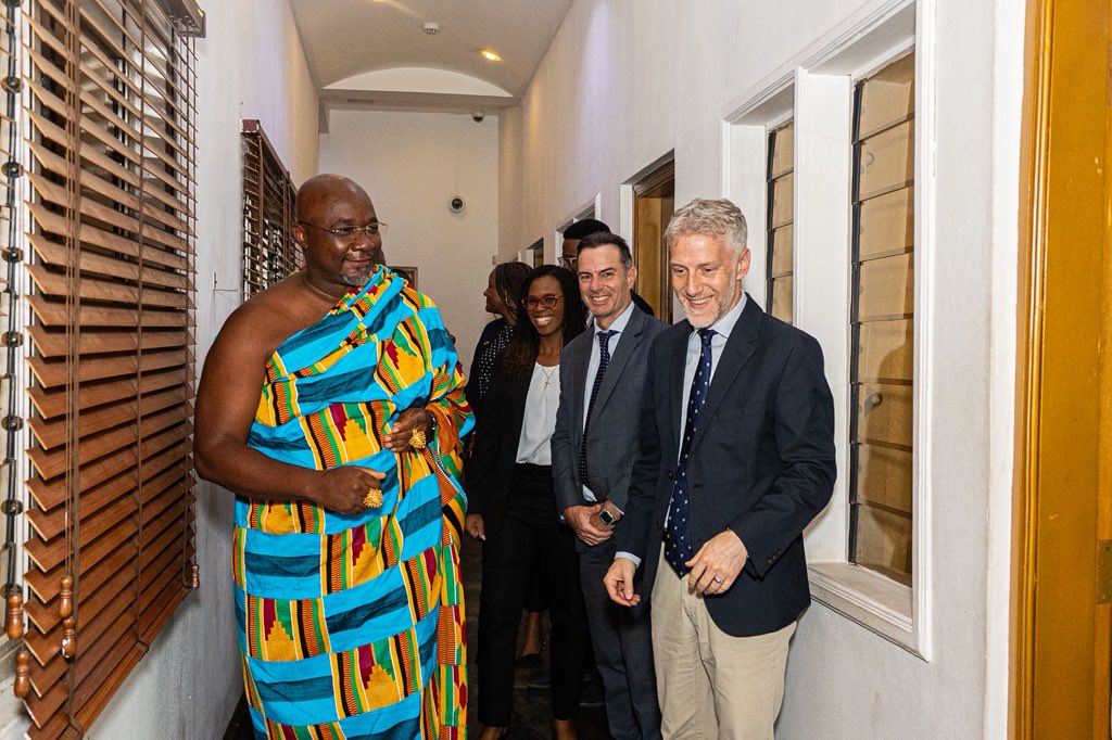 UKinGhana's tweet photo. The UK-Ghana partnership continues to create opportunities for trade, investment and shared prosperity. 
During a visit to Kumasi, the UK’s Trade Commissioner for Africa was honoured to pay a courtesy call on the Representative of His Majesty Otumfuo Osei Tutu II, MampongHene Daasebre Osei Bonsu . Their discussions explored ways to deepen trade and investment ties, support economic development and strengthen
 the impact of UK-supported projects in the Ashanti Region. 
🇬🇧🇬🇭 #UKGhanaPartnership #TradeAndInvestment #AshantiRegion #UKinGhana