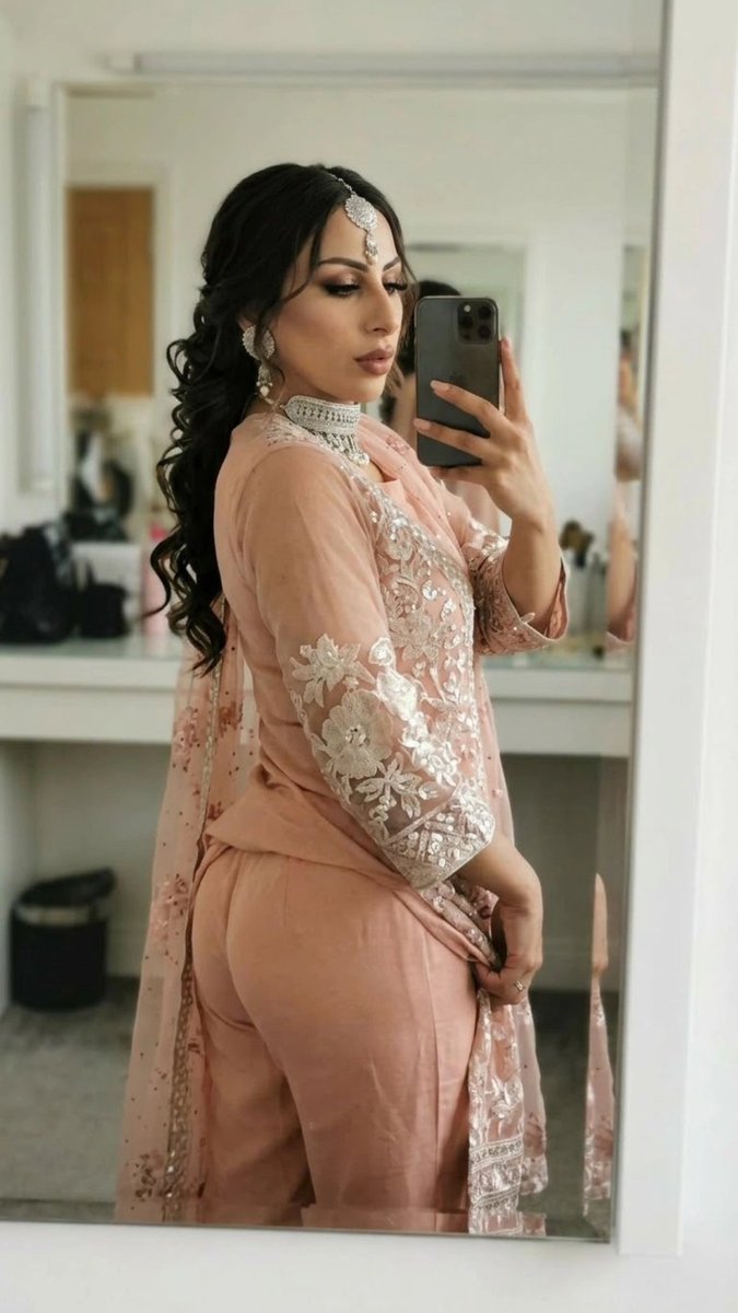 Muscaan_'s tweet photo. Baddest desi cake 🎂😈 https://t.co/cSrJFM2NJl