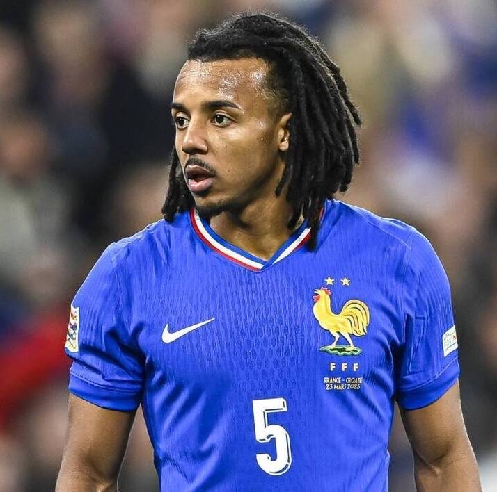 thebarcafocus's tweet photo. 🚨 BREAKING | Jules Koundé nommé capitaine de l'Équipe de France par Zinédine Zidane ! 🇫🇷🔵🔴

Il intègre le cercle des leaders aux côtés de Mbappé, Dembélé et Rabiot. https://t.co/Pyj9PCXhCY