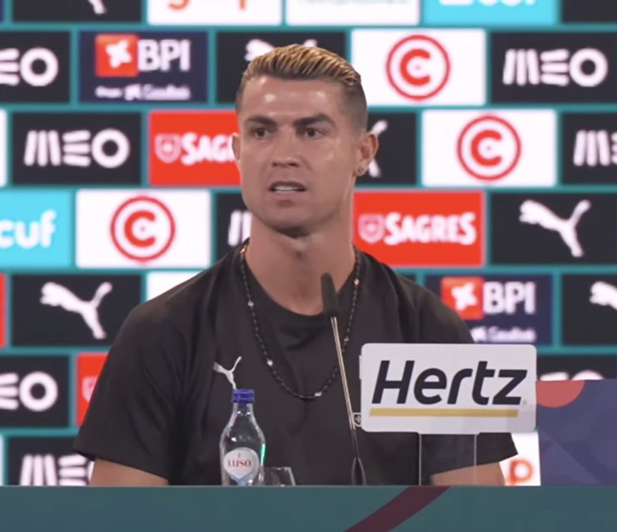 CallHimGoat's tweet photo. 🚨🚨🚨🚨🚨🚨

ما هو الأثر أو الفارق الذي لا تزال تطمح إلى تحقيقه مع المنتخب الوطني؟ 

🗣️ الاسطورة كريستيانو:

أعتقد أن وجودي هنا نابع من كوني أصنع فارقاً مع ناديي؛ فأنا أقدم شيئاً مميزاً، ليس هناك فحسب، بل يمكنني أيضاً تقديم الكثير هنا للمنتخب الوطني. 

وكما أقول دائماً -وسأكرر ذلك- مهما كان ما يحتاجه الفريق مني، سواء كان ذلك باللعب أساسياً، أو المشاركة كبديل، أو حتى عدم اللعب على الإطلاق، فإن شعوري بالفخر لتمثيل البرتغال شعور عظيم. 

لدي رصيد من المباريات الدولية يفوق أي لاعب آخر، وهذا خير دليل على المتعة والسعادة التي أشعر بها عند الانضمام للمنتخب الوطني. 

الأمر لا يتعلق بأي سبب آخر -مهما ظن الناس- بل هو نابع حقاً من الفخر والشغف؛ فليس لدي أي أجندة أخرى من وراء وجودي هنا. 

لذا، وكما قلت: إذا أراد الجهاز الفني الاعتماد عليّ -وأنا أعلم أنهم يريدون ذلك، ولهذا السبب أنا هنا- فإن هدفي هو المساعدة داخل الملعب من خلال أدائي؛ لا بناءً على تاريخي السابق، بل بناءً على أدائي الفعلي وما أقدمه يوماً بعد يوم مع ناديه وخارج الملعب أيضاً. 

وبصفتي القائد، ونظراً لما أمتلكه من خبرة واسعة وفهم لديناميكيات كرة القدم وطبيعة المنتخب الوطني، فإنني أرغب في مساعدة هذه المجموعة بأي طريقة يحتاجون إليها. وهذا هو ما سأواصل القيام به.