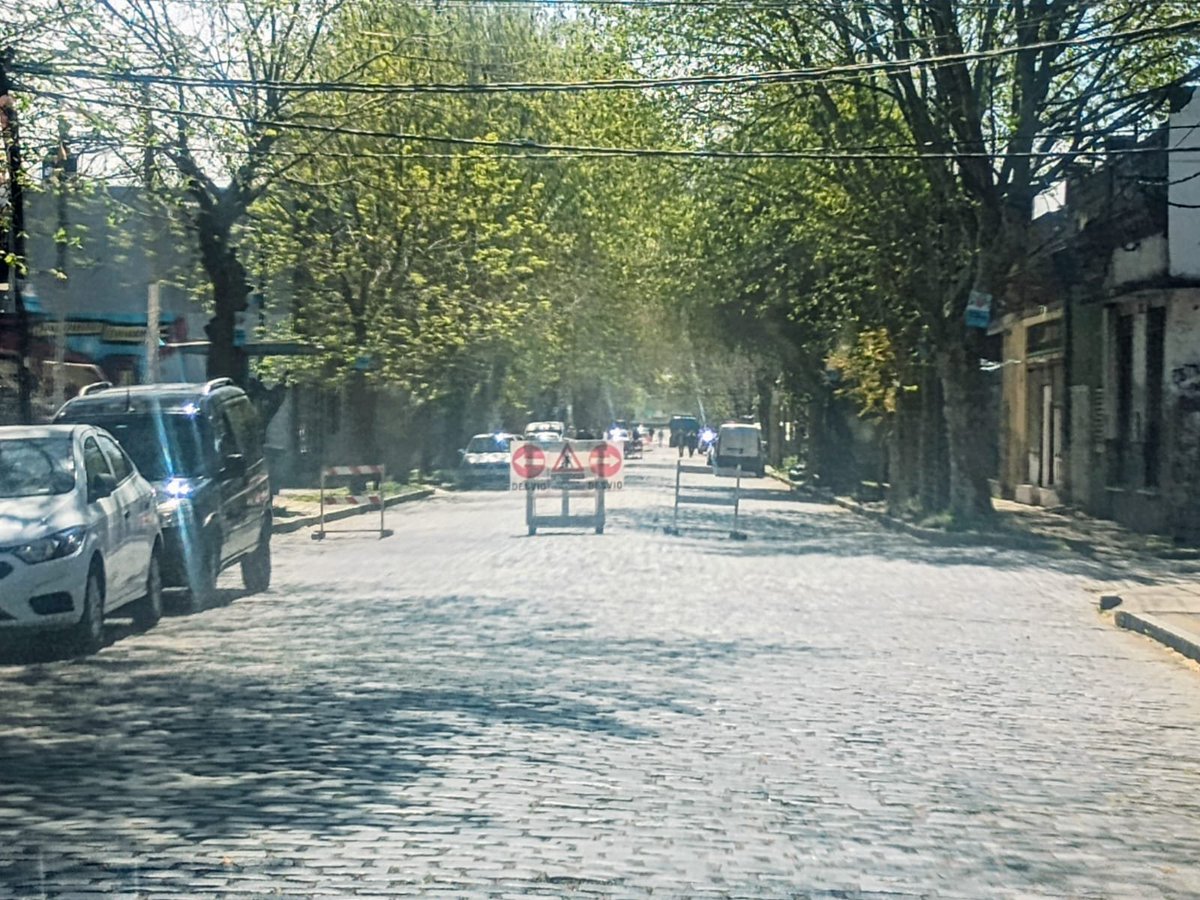 InfoCuandoLlega's tweet photo. ⚠️CORTE EN 2 Y 170⚠️

🔴LINEA 214
🟡LINEA 202 RAMAL J

➡️LLEGARAN HASTA 2 Y 170 Y RETOMAN HACIA MONTEVIDEO. https://t.co/MLeagqd7qY