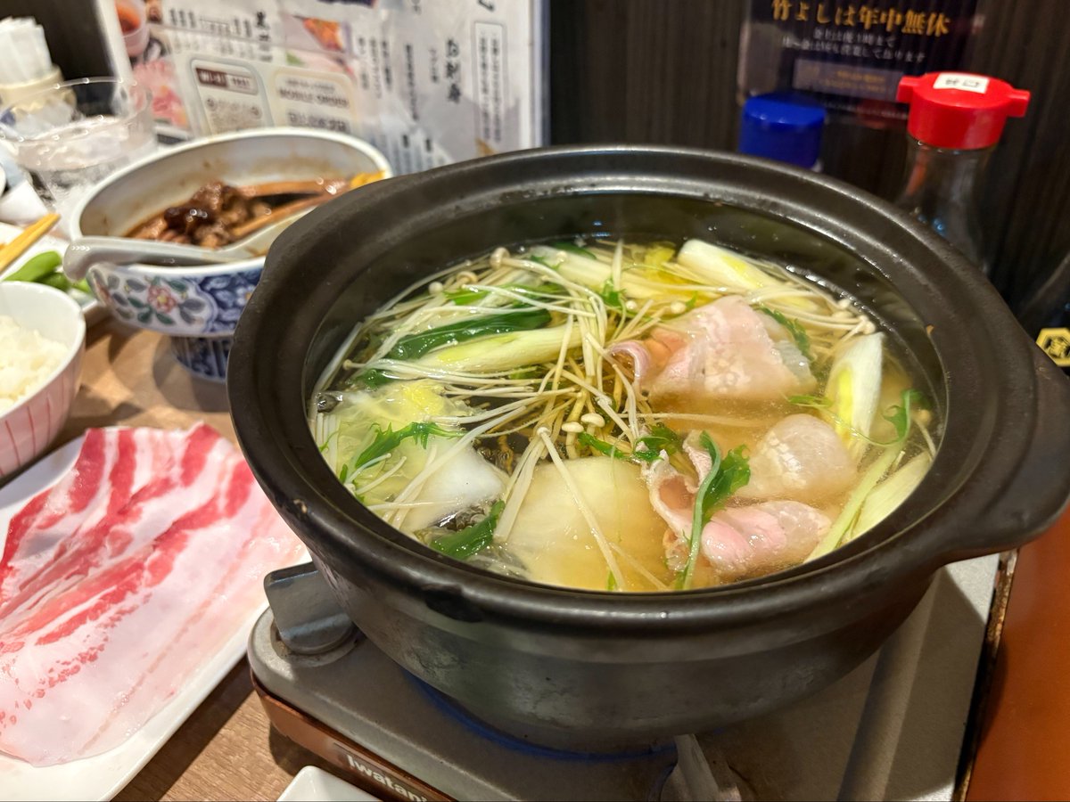 suko_kimiyolk's tweet photo. 鹿児島3日目🌋桜島🚴の後は天文館をフラッと歩き夜ご飯！さつま揚げ！とんこつ！芋焼酎(あらわざ桜島)！そして鹿児島のれもねーだーさんが教えてくれた黒豚しゃぶしゃぶと鳥刺し(炙り)！全部美味しくてお店を出てからも感動して拍手しながら街を歩きました😭👏笑
萌音ちゃんの故郷の食べ物！美味しい！ https://t.co/KdrG5CqFvB