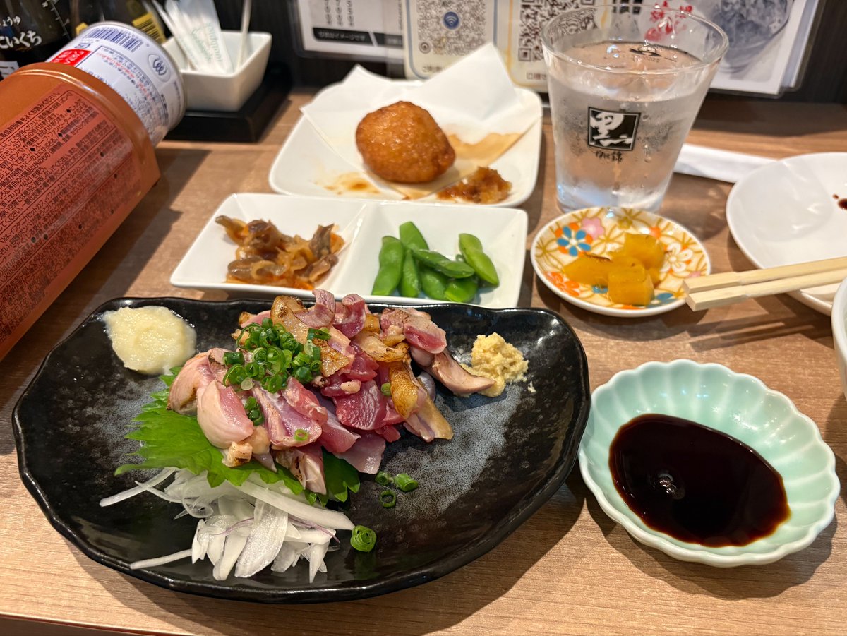suko_kimiyolk's tweet photo. 鹿児島3日目🌋桜島🚴の後は天文館をフラッと歩き夜ご飯！さつま揚げ！とんこつ！芋焼酎(あらわざ桜島)！そして鹿児島のれもねーだーさんが教えてくれた黒豚しゃぶしゃぶと鳥刺し(炙り)！全部美味しくてお店を出てからも感動して拍手しながら街を歩きました😭👏笑
萌音ちゃんの故郷の食べ物！美味しい！ https://t.co/KdrG5CqFvB