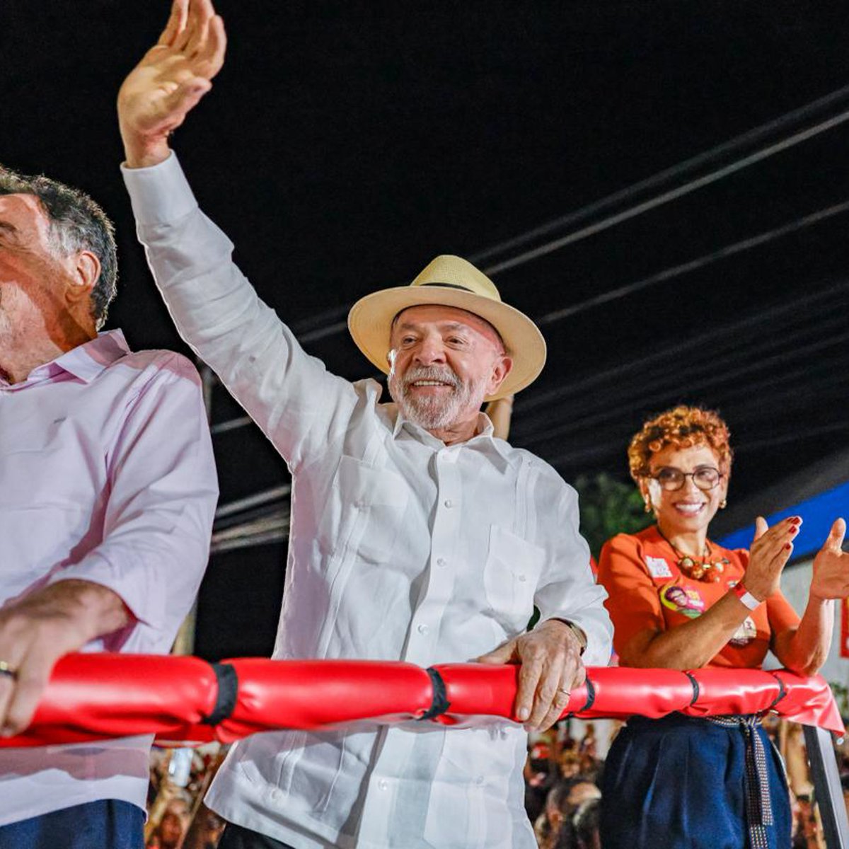 eixopolitico's tweet photo. 🇧🇷 ELEIÇÕES 2026 | PRESIDENTE: MG

🔴 Lula (PT): 48,8% (+4,5)
🟢 Flávio Bolsonaro (PL): 43,4% (+8)
🟡 Renan Santos (Missão): 3,6% (−2,6)
🟠 Augusto Cury (Avante): 1,6% (−7,3)
🟠 Romeu Zema (Novo): 0,8% (−1,1)
🔵 Ronaldo Caiado (PSD): 0,5% (−0,9)
⚫ Outros: 0,6% (−0,1)
⚪️ Branco/nulo: 0,7% (=)
❔ Não sabe: 0,1% (−0,3)

📊 AtlasIntel/Estadão
📅 15-20/setembro
1.799 entrevistados • ±2 p.p. • Recrutamento digital aleatório
Registro TSE: BR-06996/2026