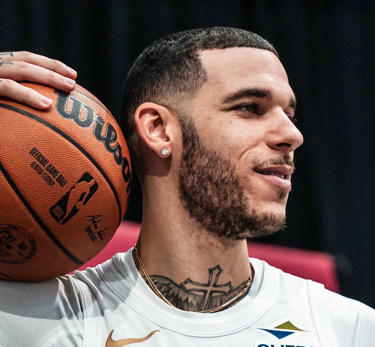 esidery's tweet photo. Lonzo Ball is retiring from the NBA at only 28 years old due to his career-altering knee injury.

Ball played nine seasons with the Lakers, Pelicans, Bulls, and Cavaliers.

It’s hard not to imagine how different Lonzo’s career would’ve been without wearing Big Baller Brand shoes. https://t.co/LOgVJZOTEN