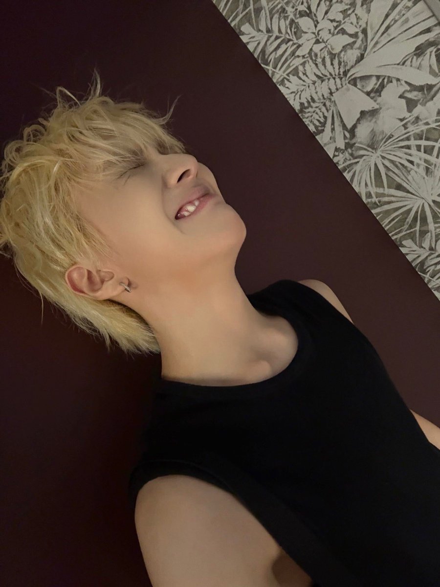 debonny_0's tweet photo. 딱히 대단히 계획한 건 아니었고 별 생각 없었는데 아들~ 올해는 얼굴볼까? 하는 어무니 말씀에 어엉 올해는 어디 안 가? 그럼 가야지용~ 엄마 집밥 먹고싶어~ 하는 애교둥이 아덜램 전화 끊자마자 따흐흑 하는 소리에 옆에 돌아보면 연하 이러고잇음

연하: 탈색한지 이제 한달차 https://t.co/hPpOYTWlld